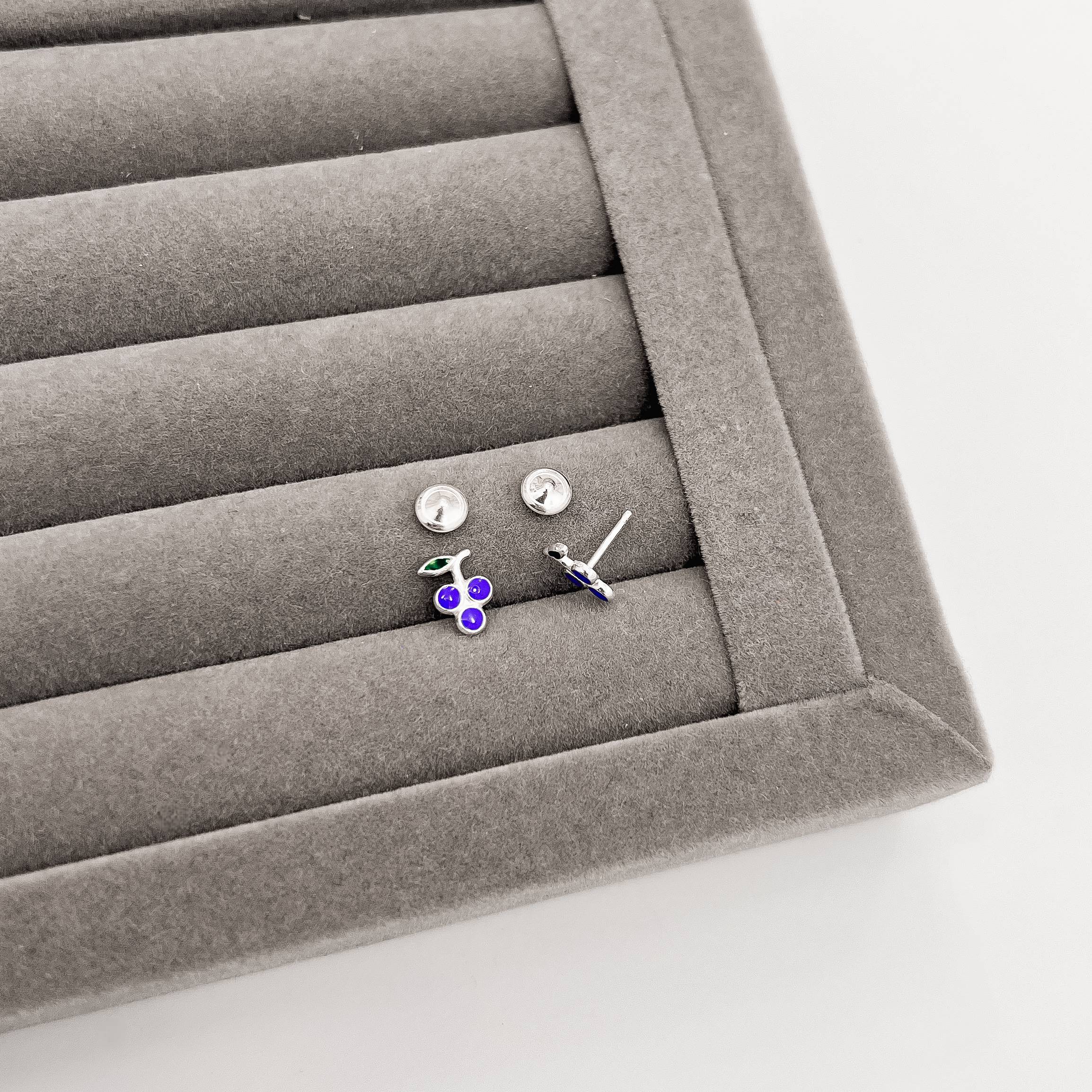 Brinco infantil cacho de uva resina 8mm tarraxa baby