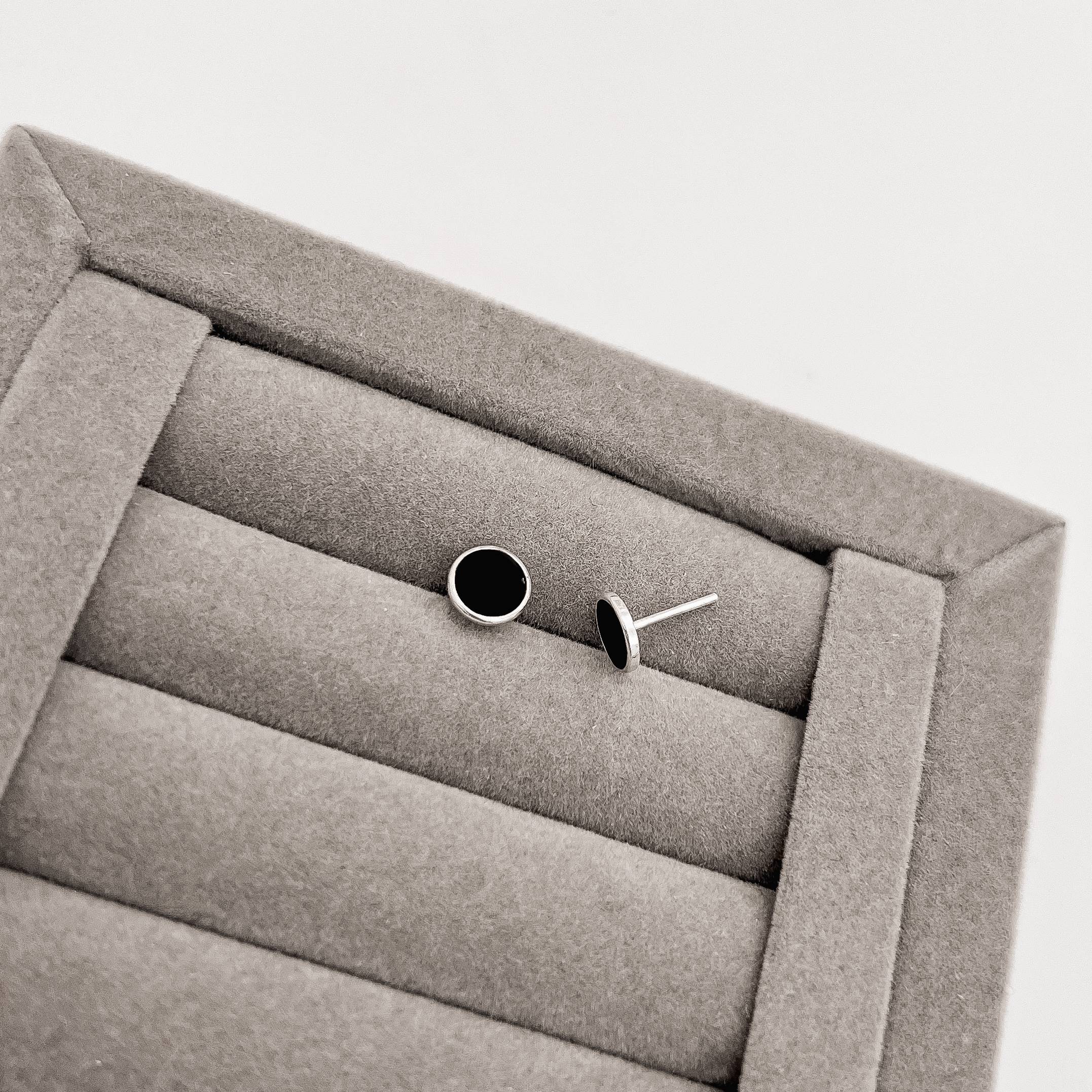 Brinco círculo ônix resina 7mm