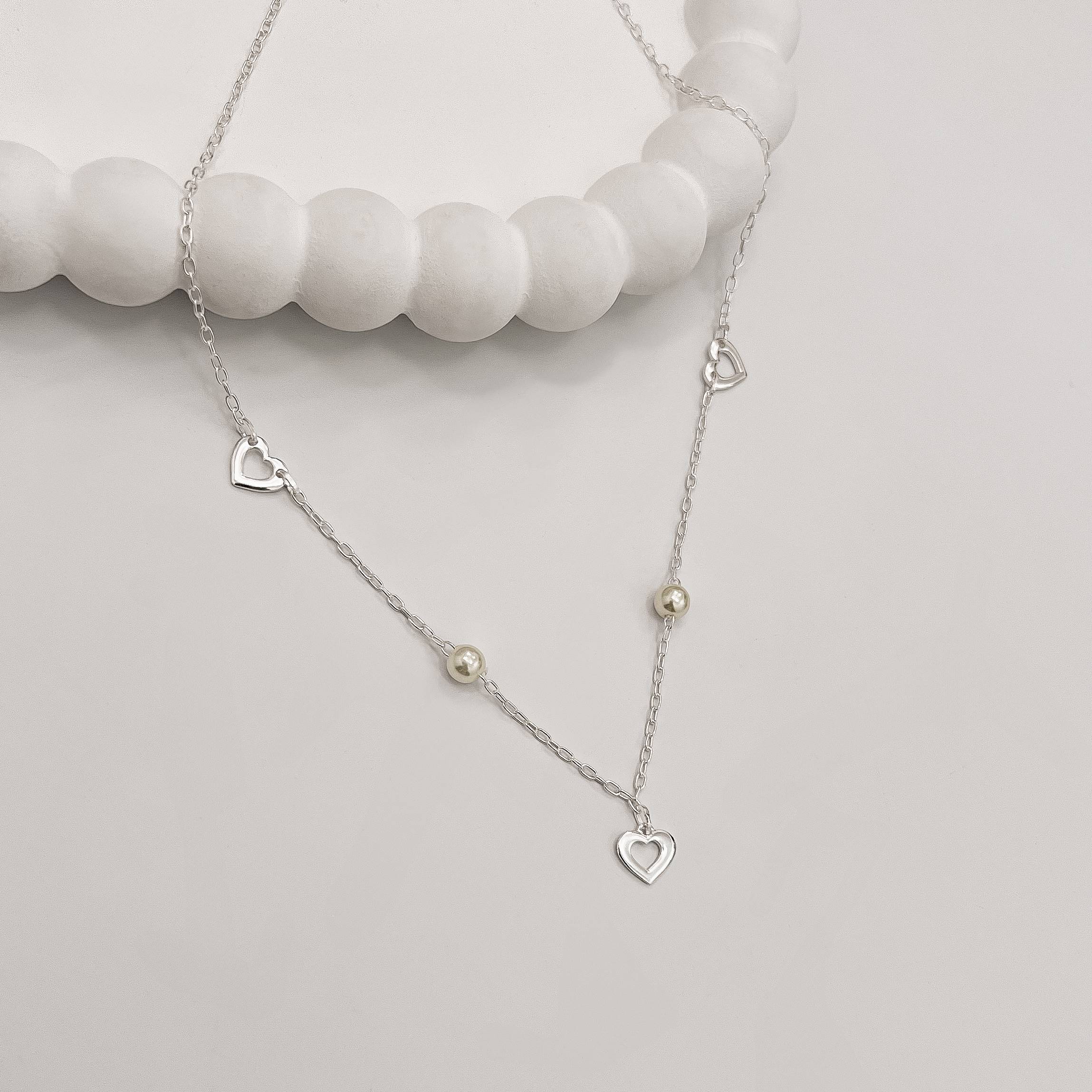 Imagem Colar entremeios corações vazados e pérolas com pingente coração vazado 8mm 40+5cm