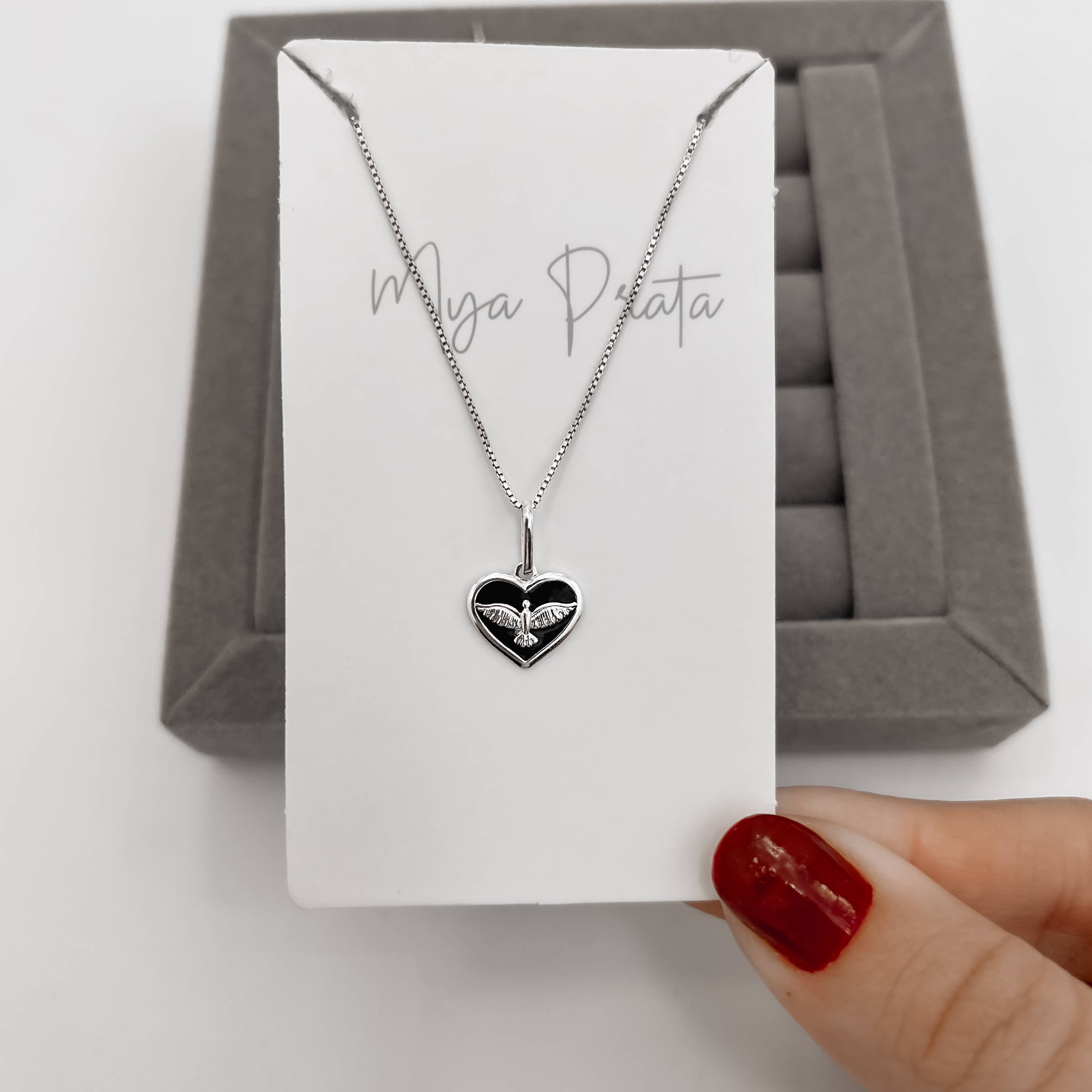 Imagem Colar pingente coração Espírito Santo resina 12mm 45cm