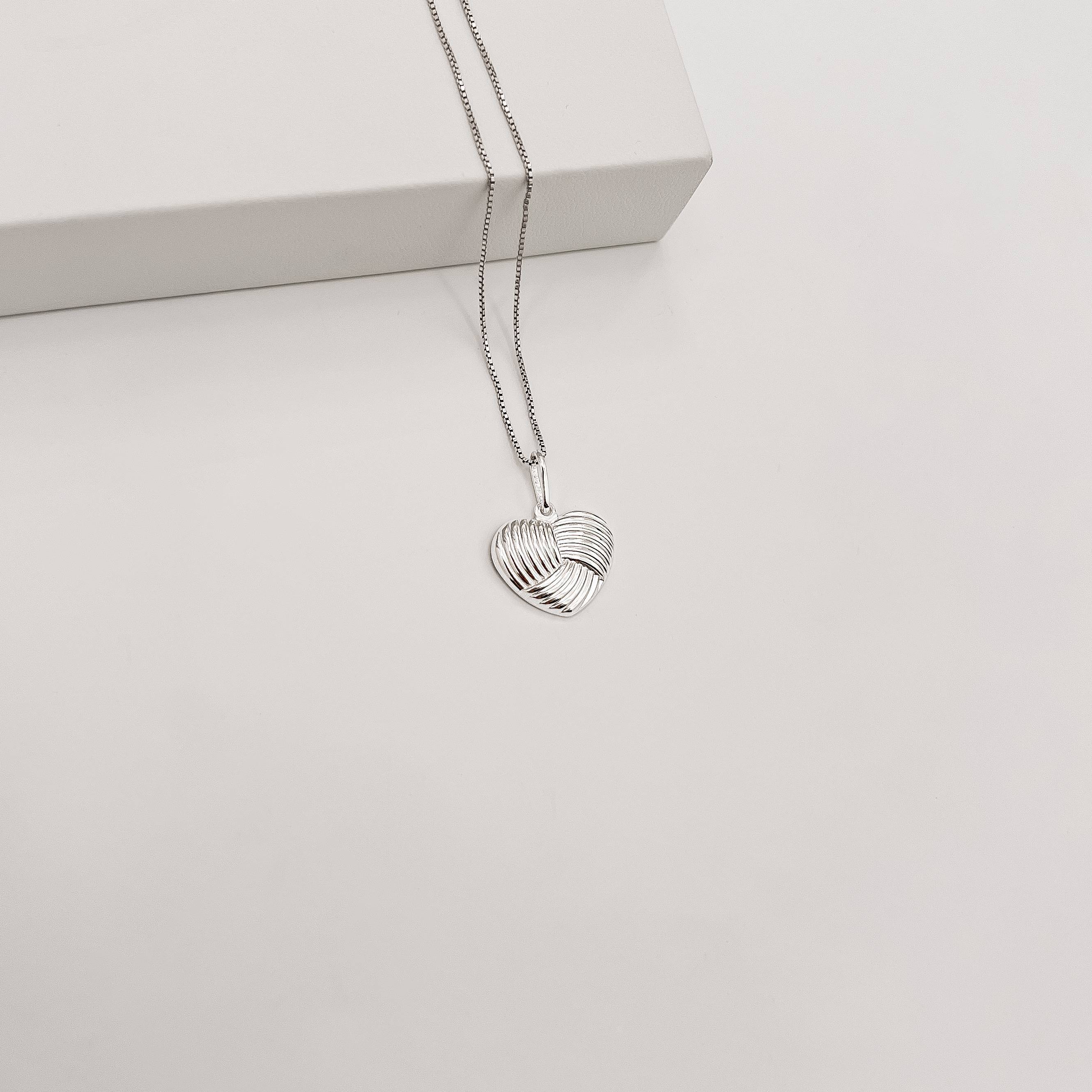 Imagem Colar pingente coração riscado 16mm 45cm