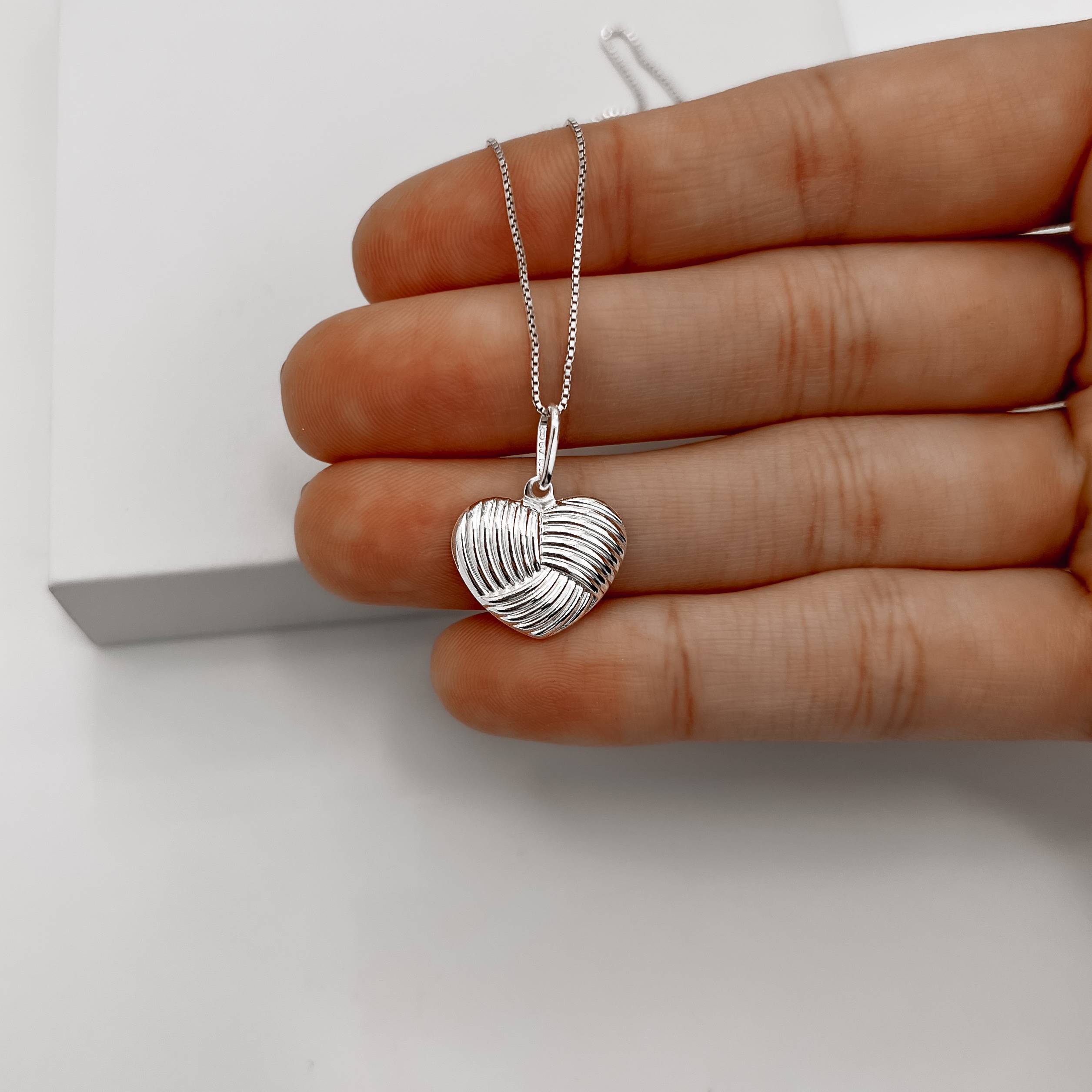 Imagem Secundária Colar pingente coração riscado 16mm 45cm