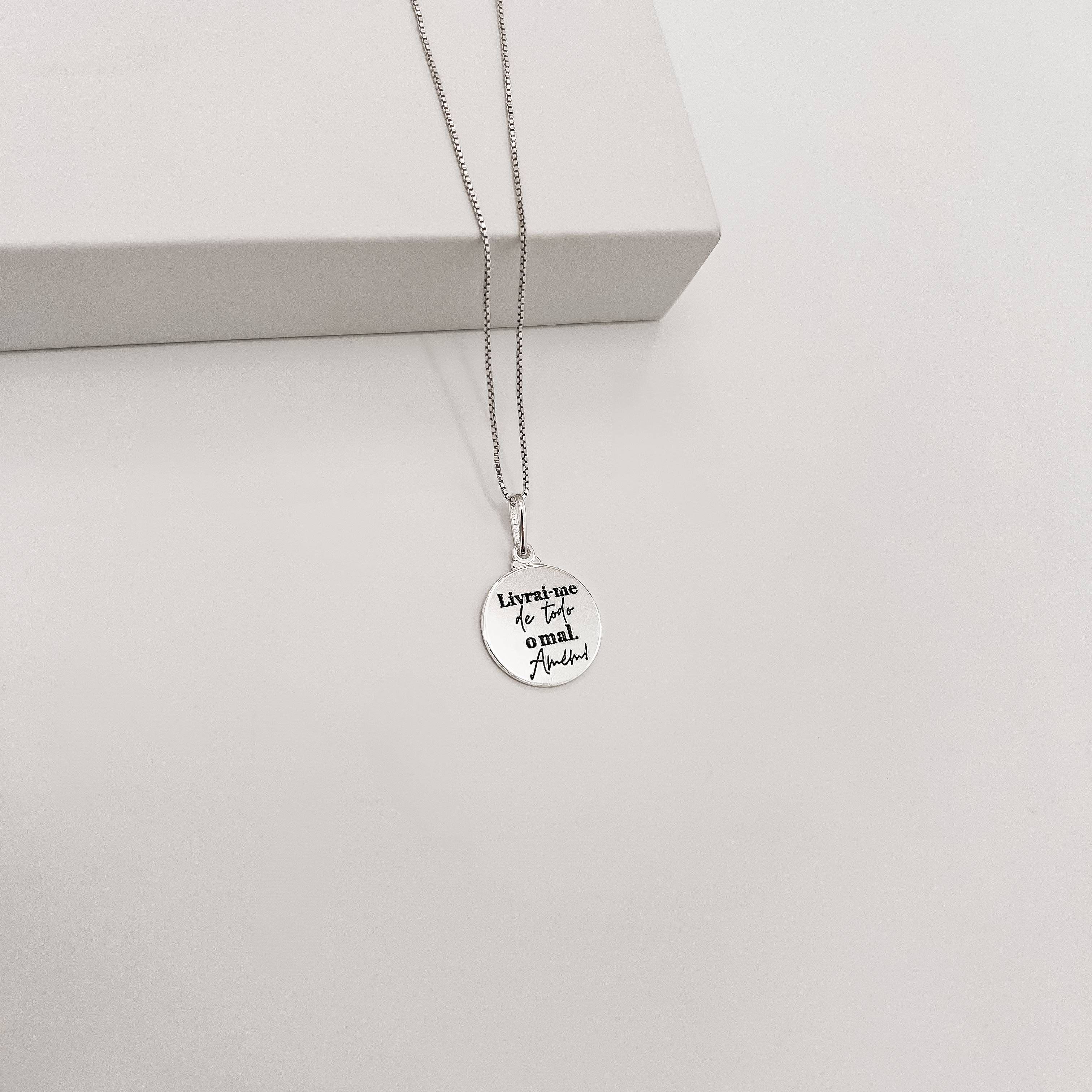 Colar pingente medalha livrai-me de todo o mal Amém 15mm resina 45cm