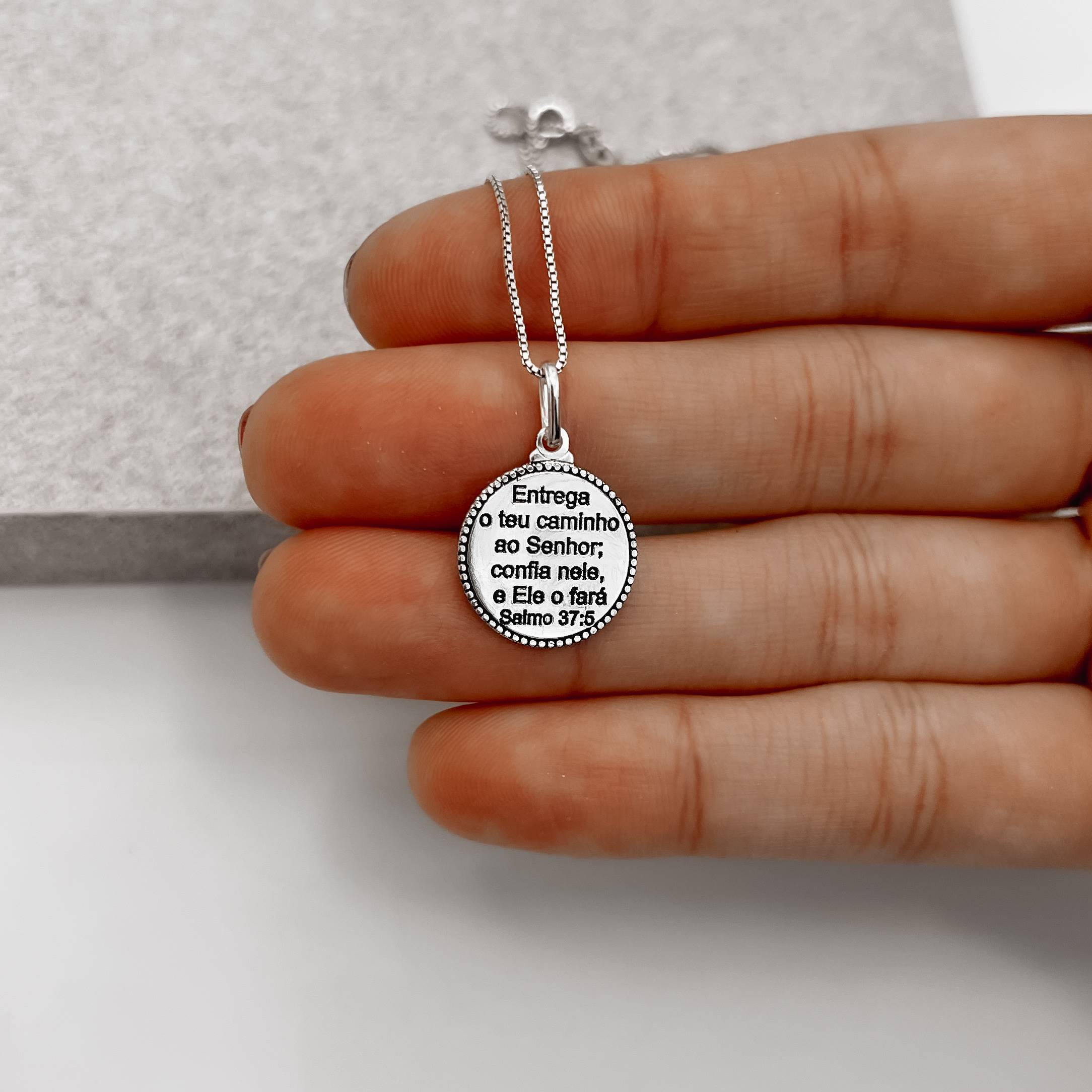 Imagem Colar pingente medalha Salmo 37:5 envelhecido 15mm 45cm