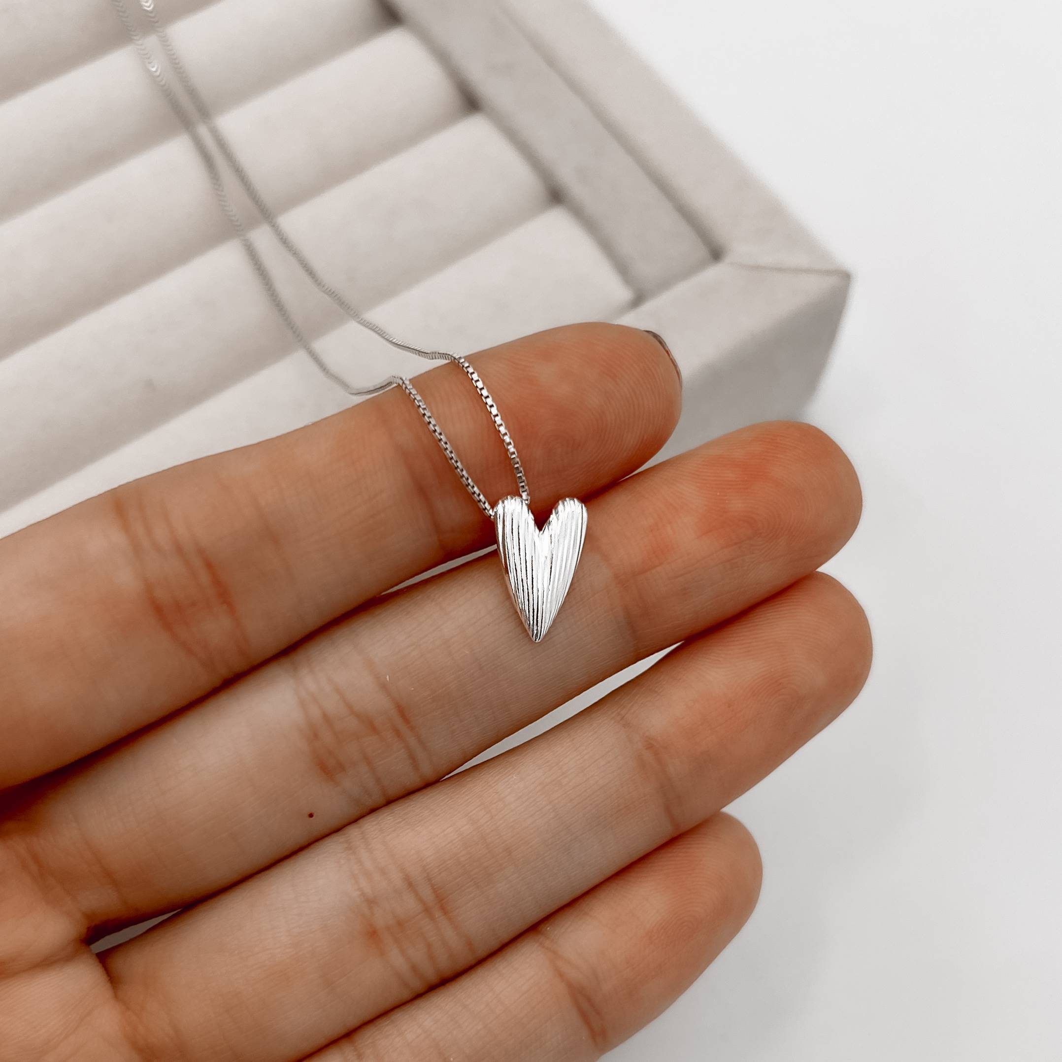 Imagem Secundária Colar pingente coração alongado de lado riscado 12mm 45cm