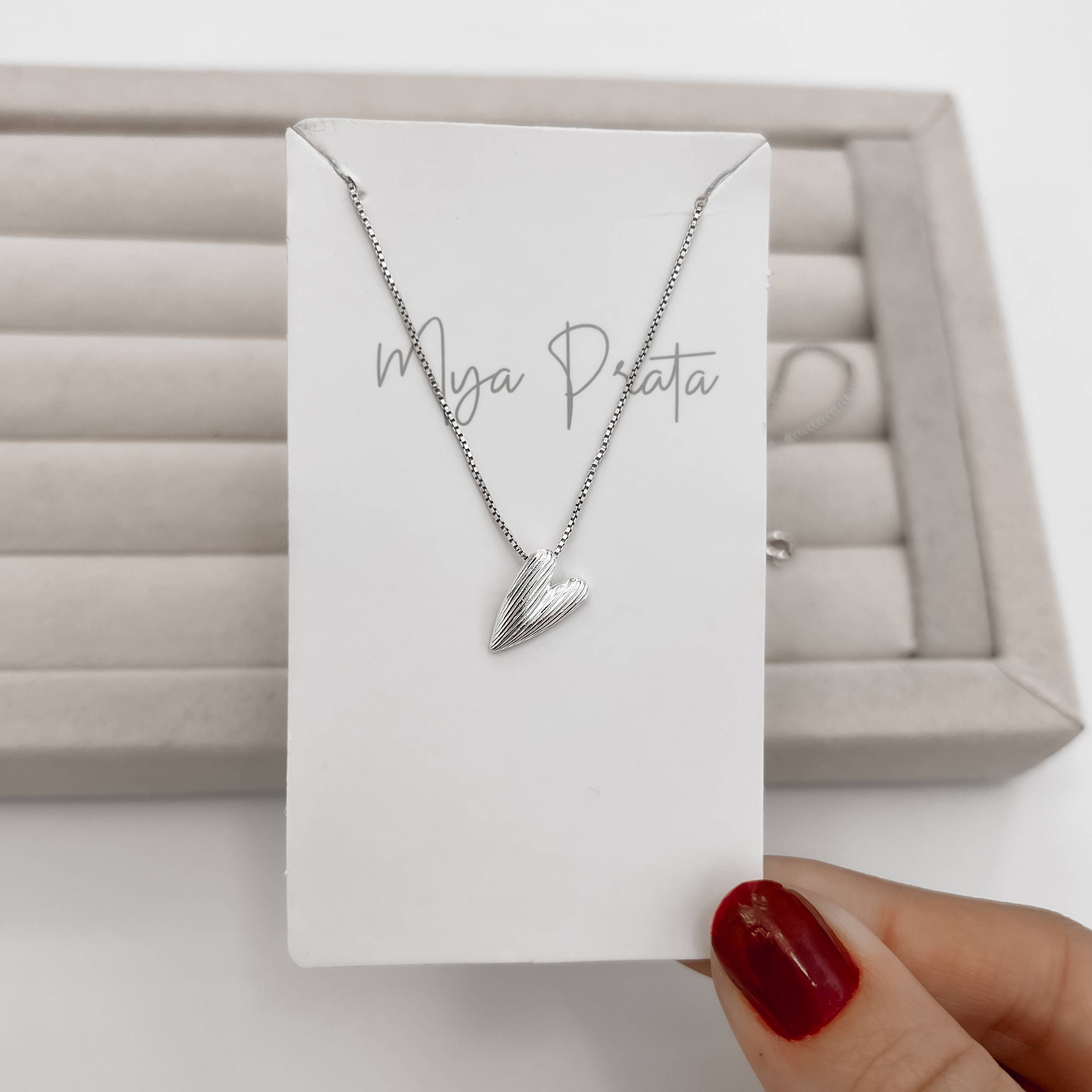 Colar pingente coração alongado de lado riscado 12mm 45cm