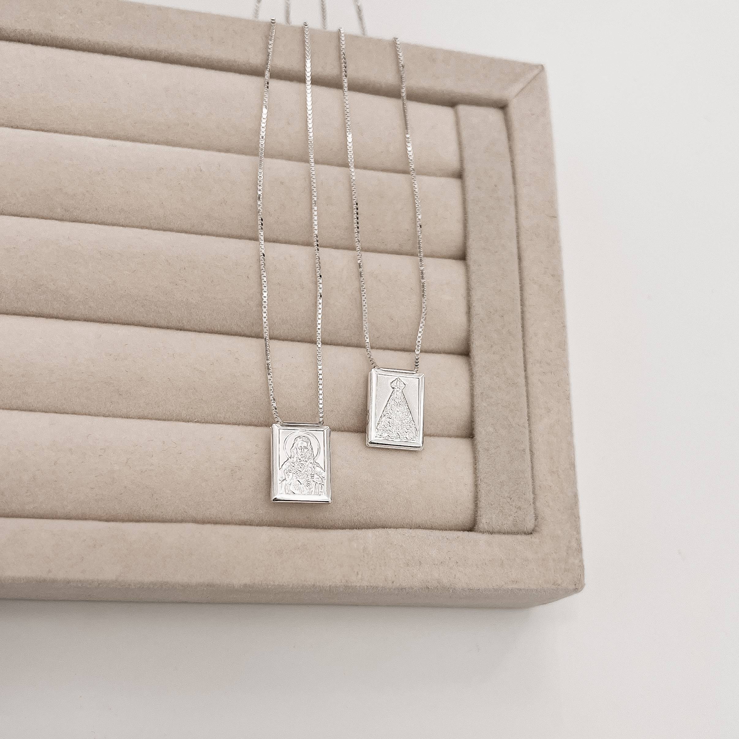 Imagem Escapulário medalhas Nsa. Sra. Aparecida e Sagrado coração verso Salmos passante v15 60cm