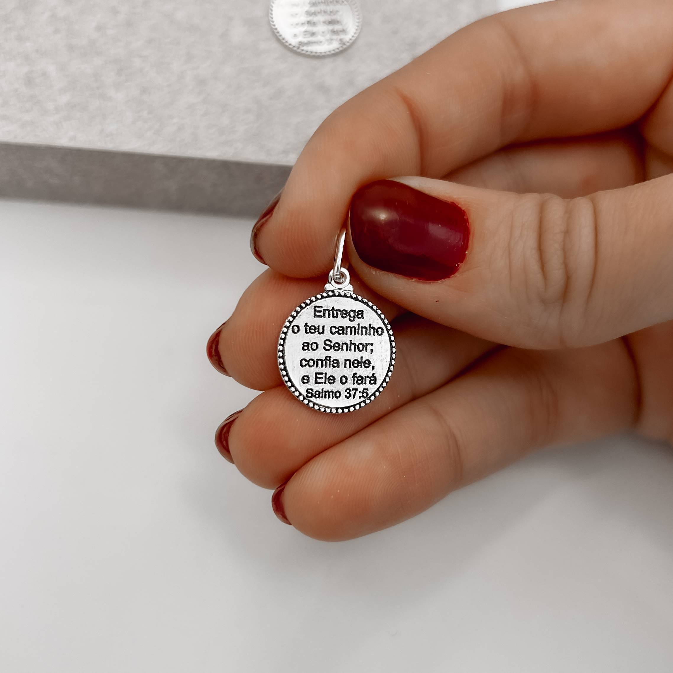 Imagem Secundária Pingente medalha Salmo 37:5 envelhecido 15mm