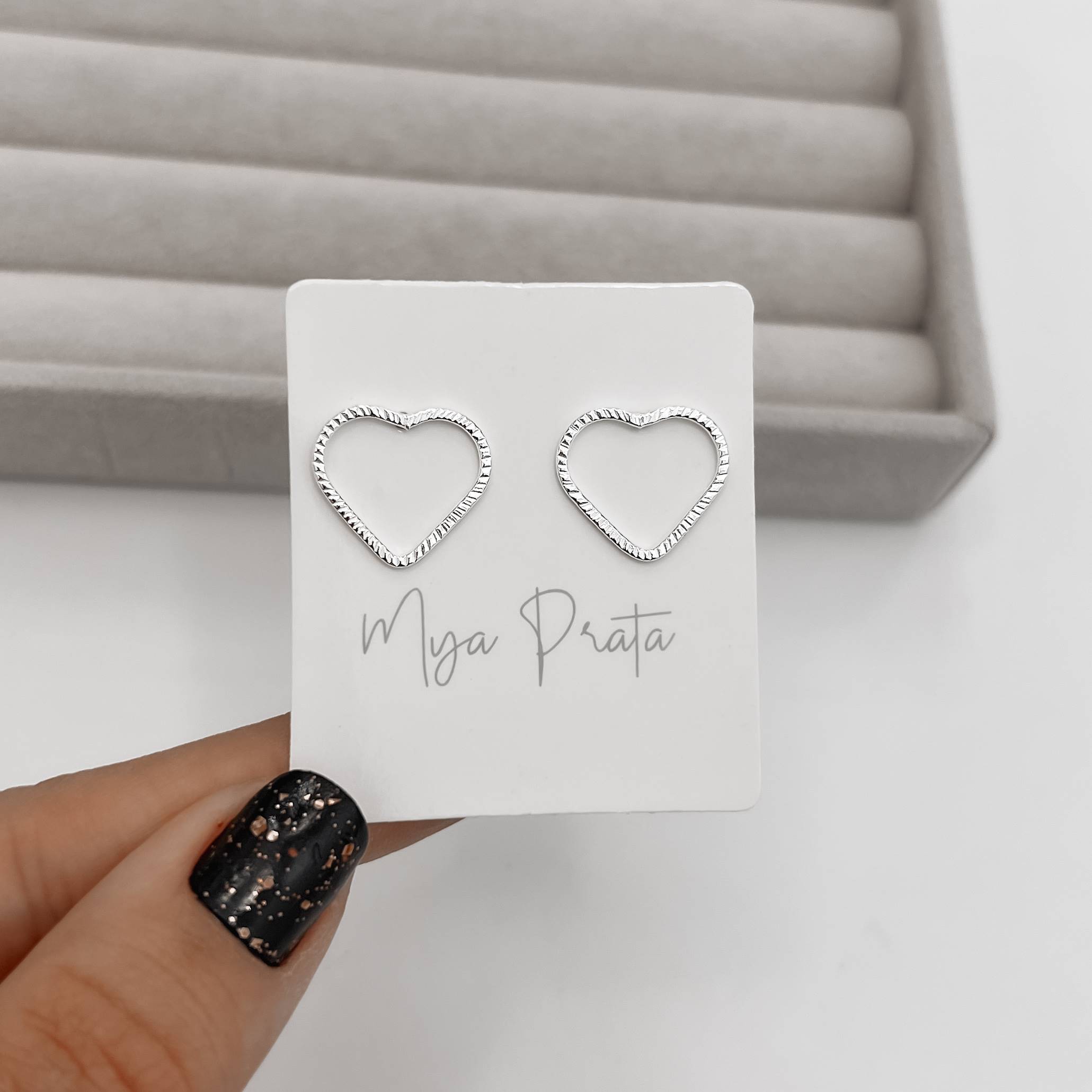 Imagem Secundária Brinco coração vazado riscado 15mm