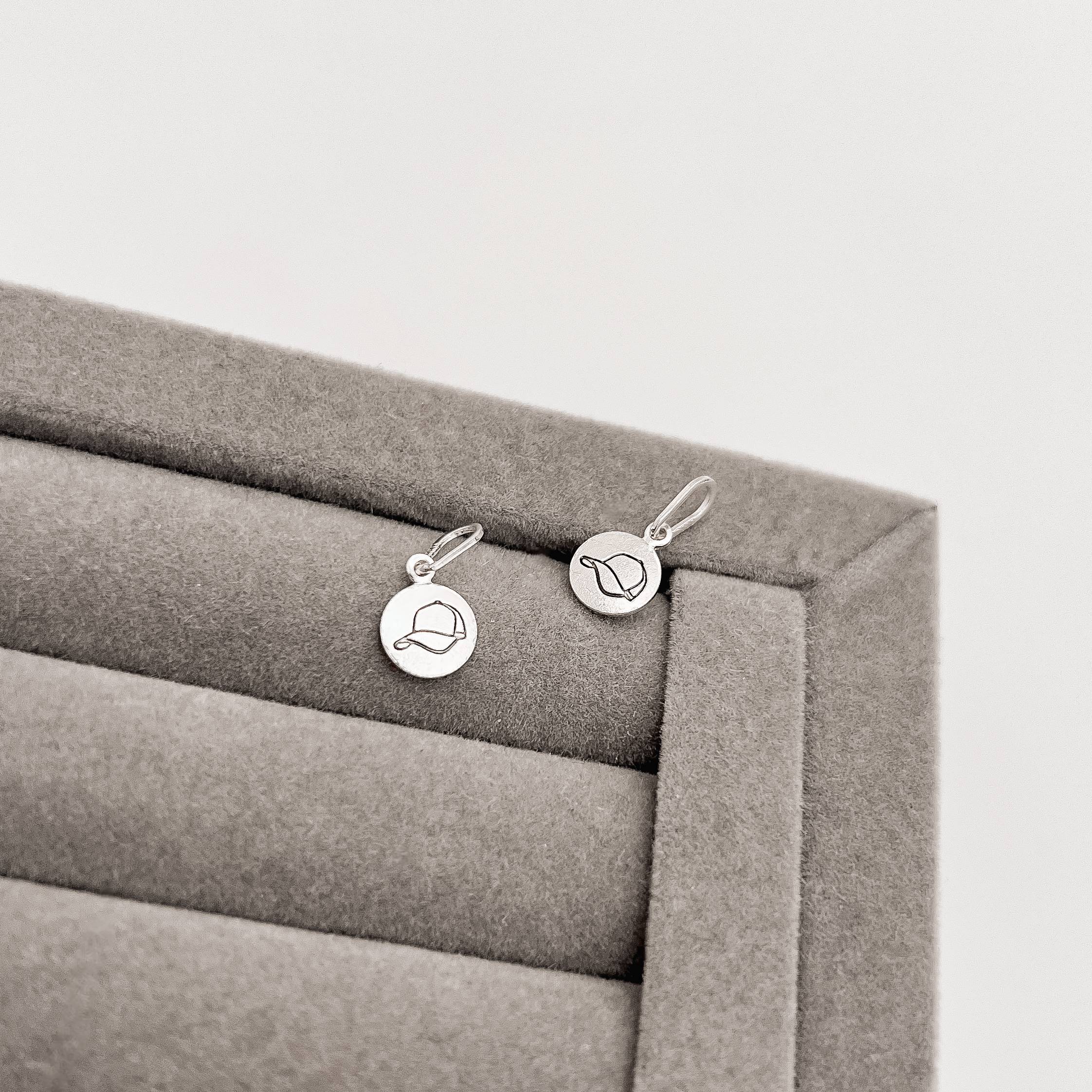 Pingente medalha boné resina 8mm