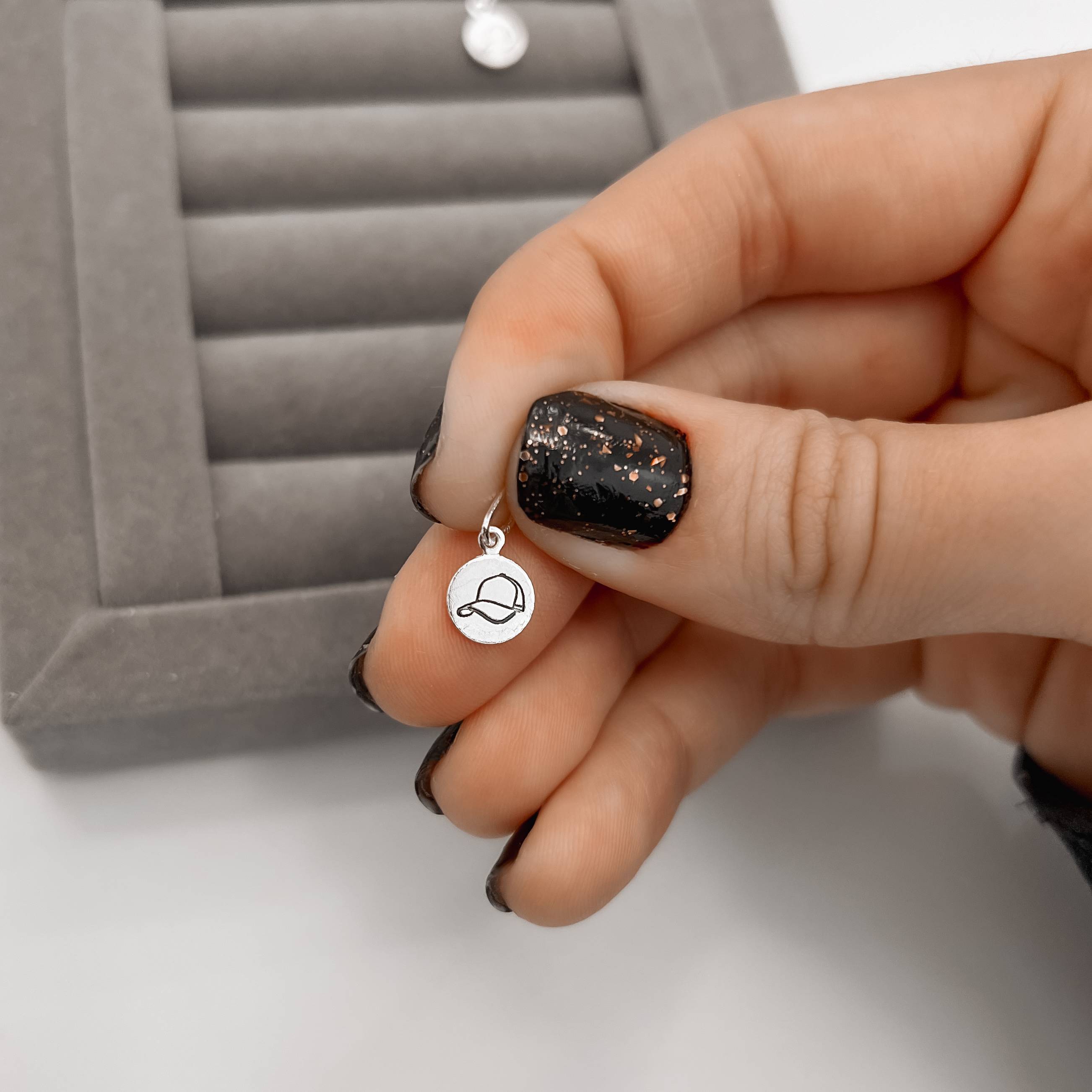 Imagem Secundária Pingente medalha boné resina 8mm