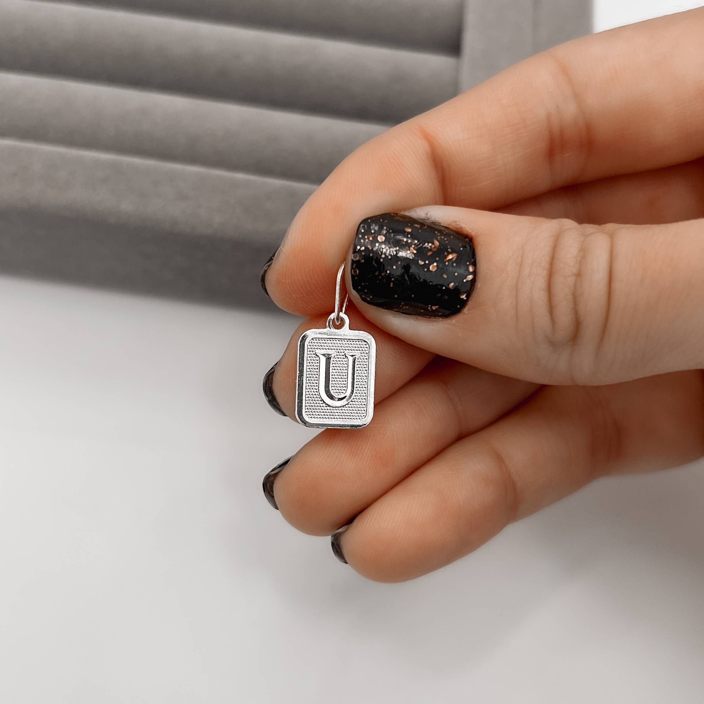 Imagem Pingente placa letra U 12mm