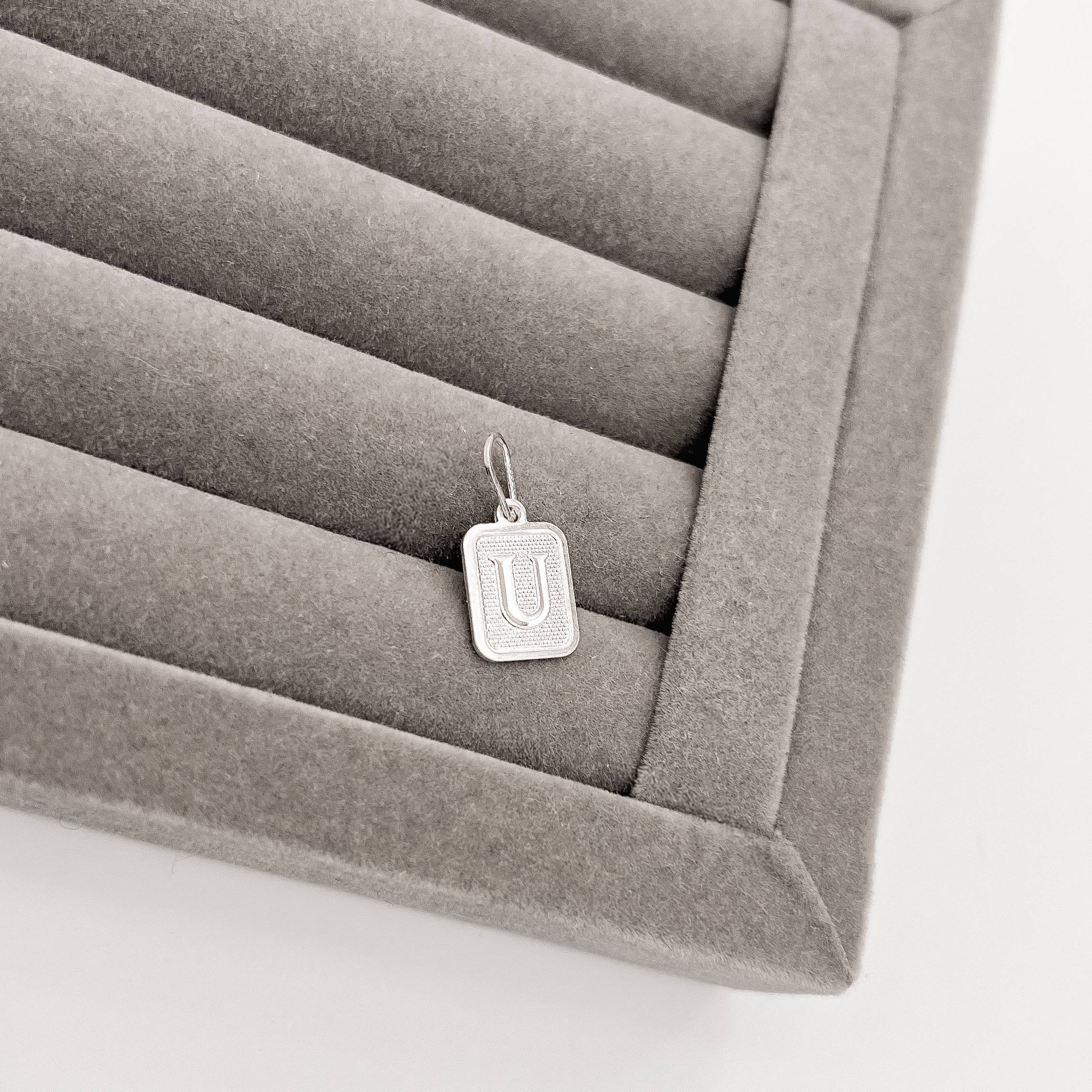 Imagem Secundária Pingente placa letra U 12mm