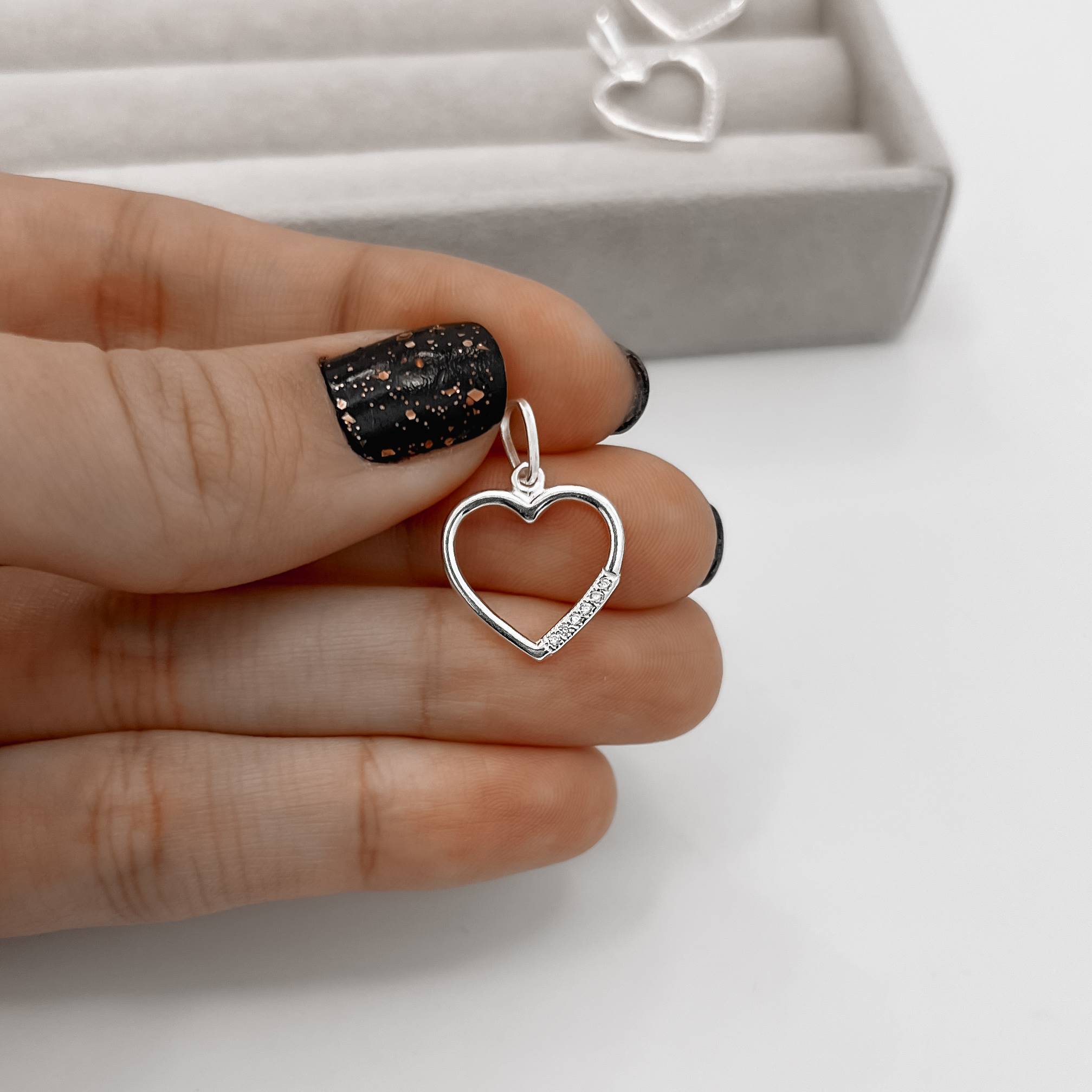 Imagem Secundária Pingente coração vazado detalhe cravejado 16mm