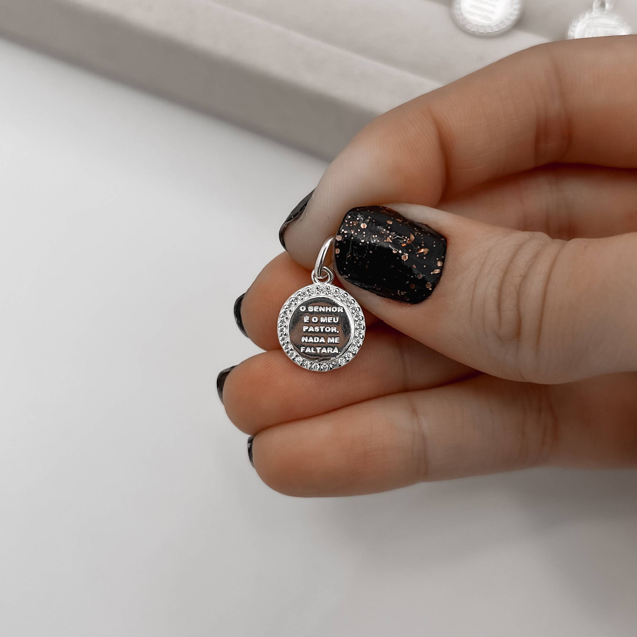 Imagem Secundária Pingente medalha Salmo 23:1 cravejado 12mm