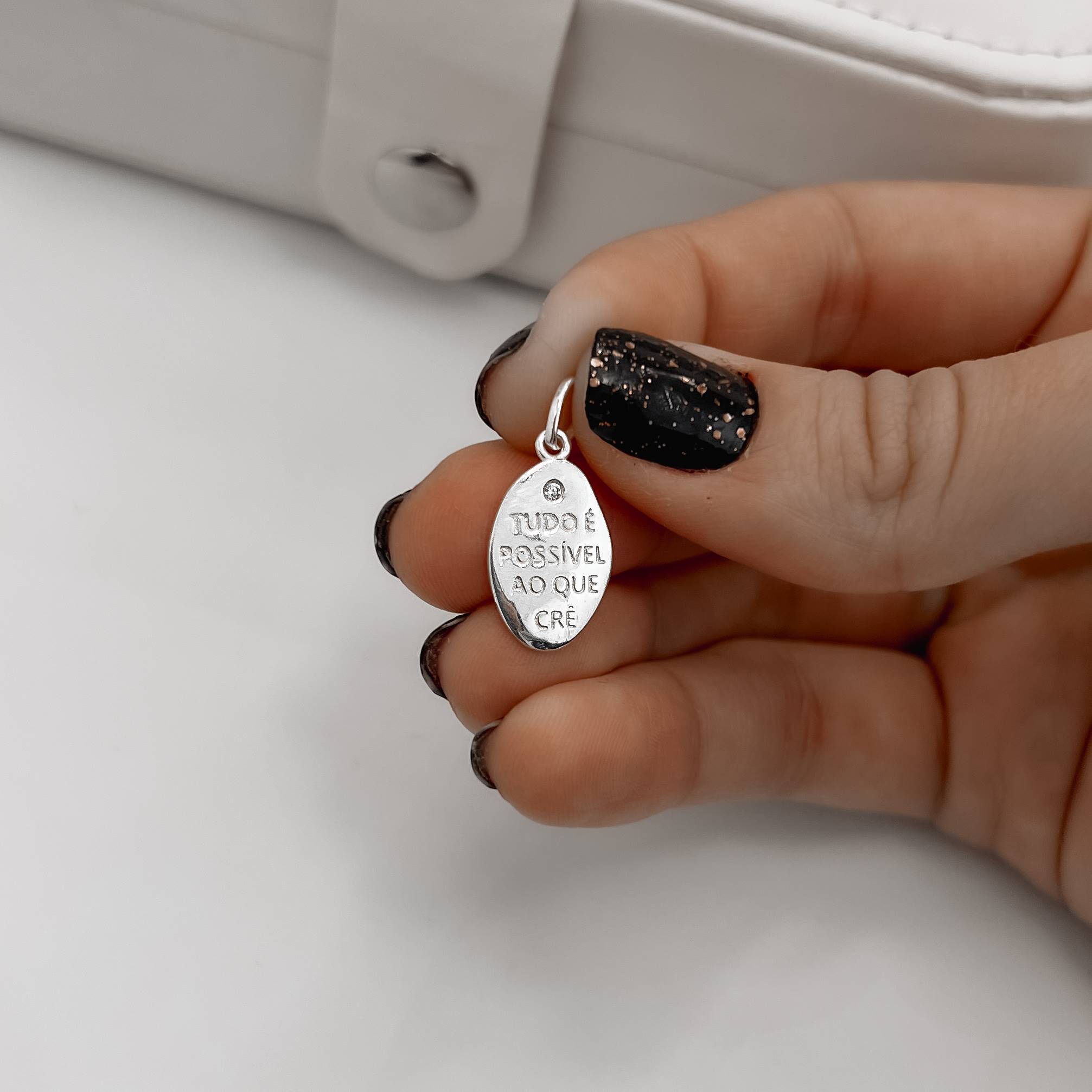 Imagem Secundária Pingente medalha tudo é possível ao que crê 15mm detalhe zircônia