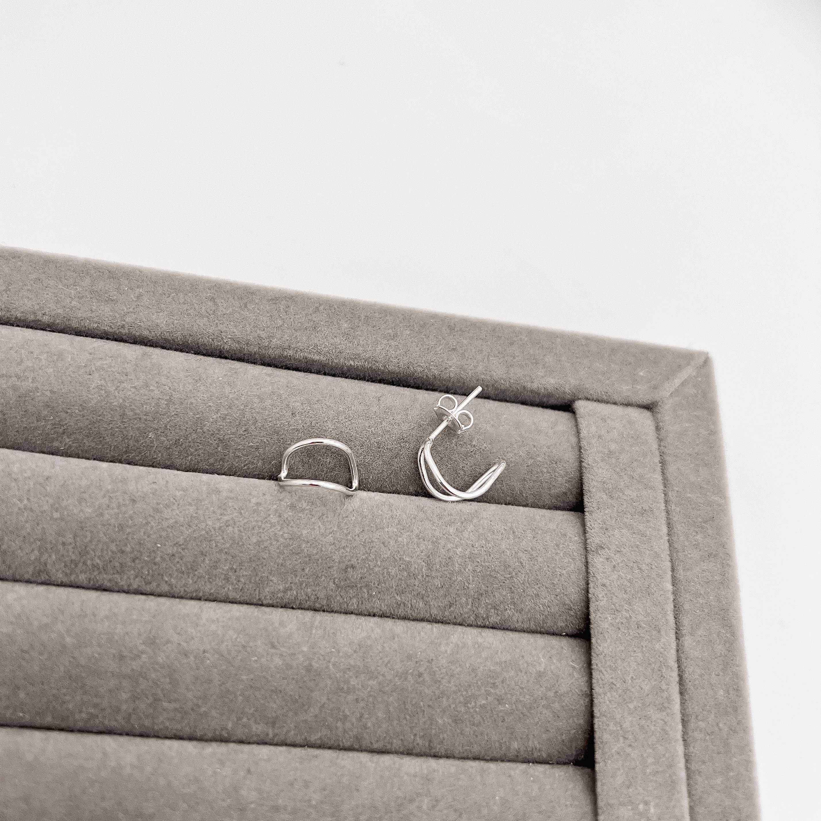 Brinco meia argola vazada 11mm tarraxa