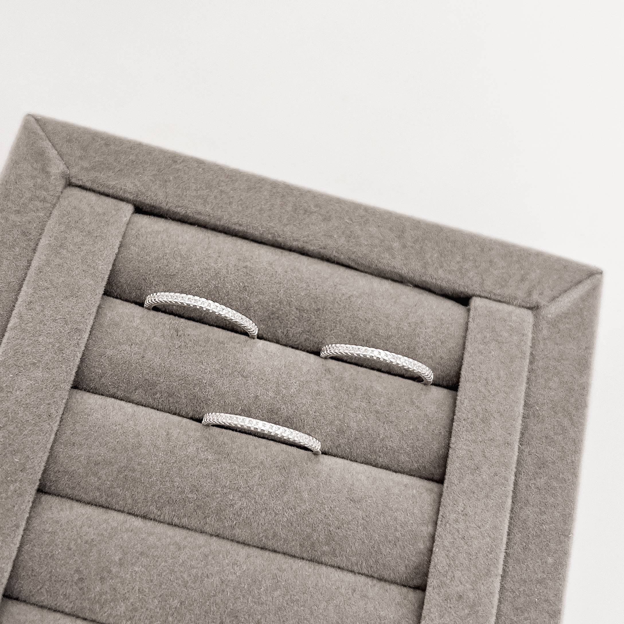 Anel fino meia aliança cristal