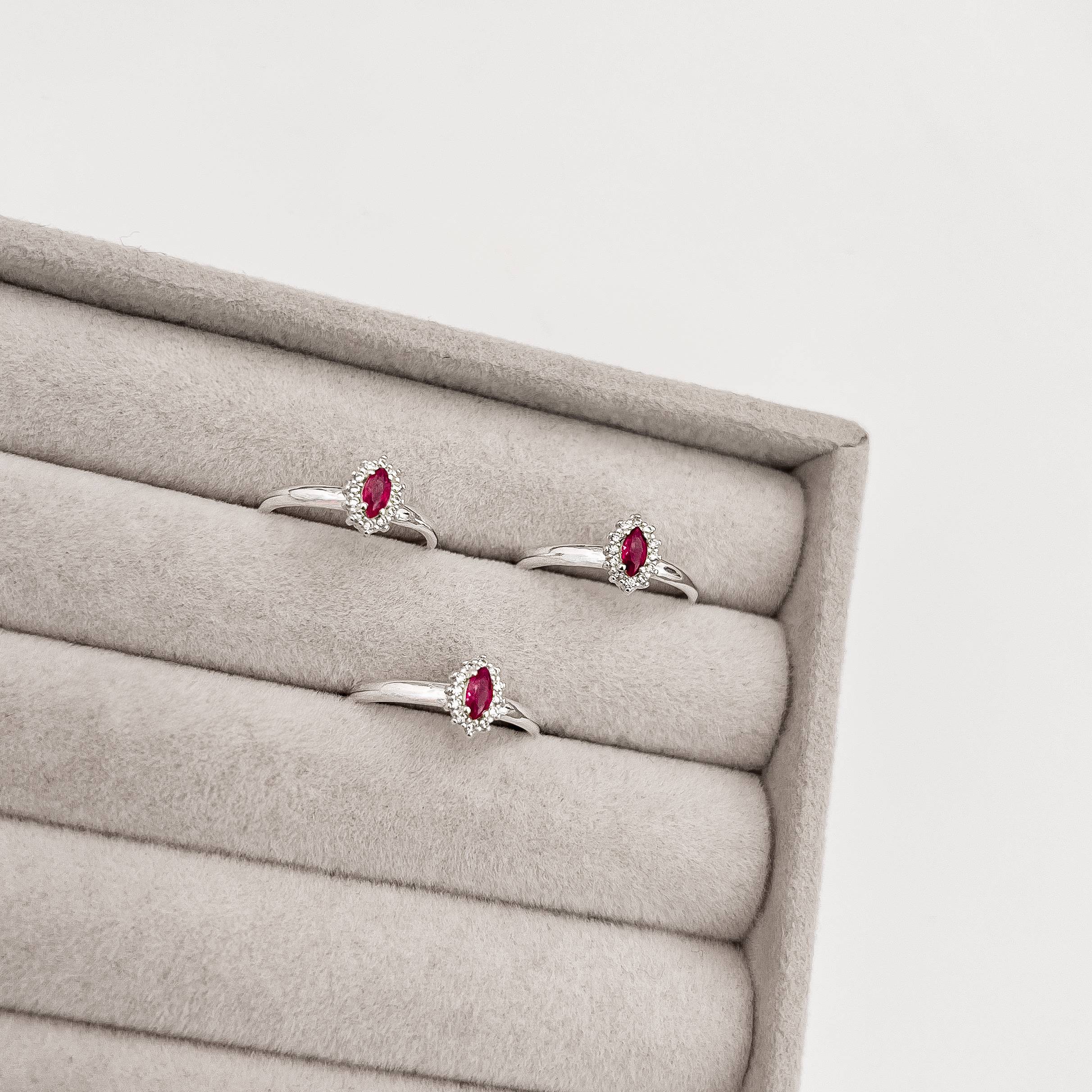 Anel solitário zircônia navete rubi com cravejado