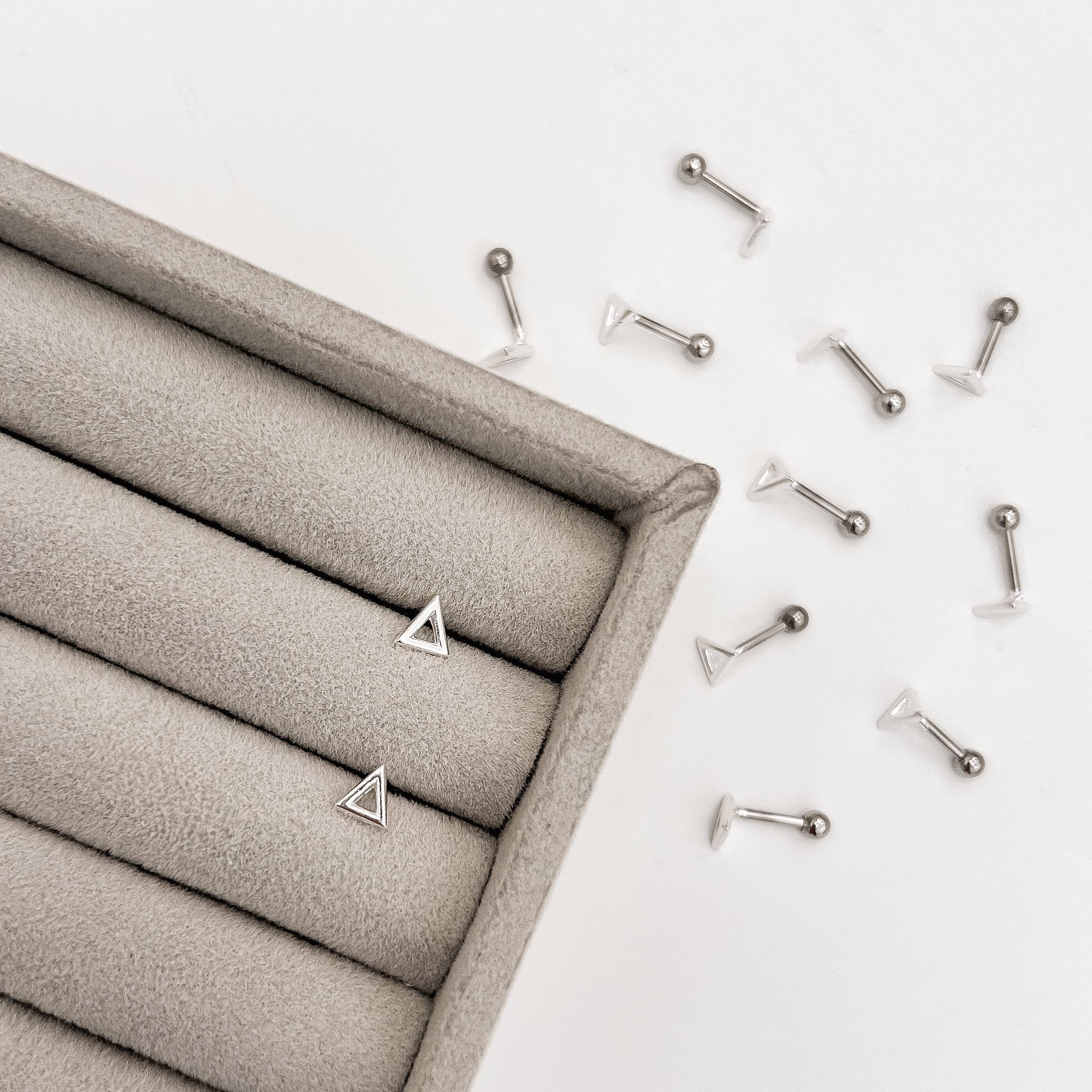 Piercing haste triangulo vazado 5mm