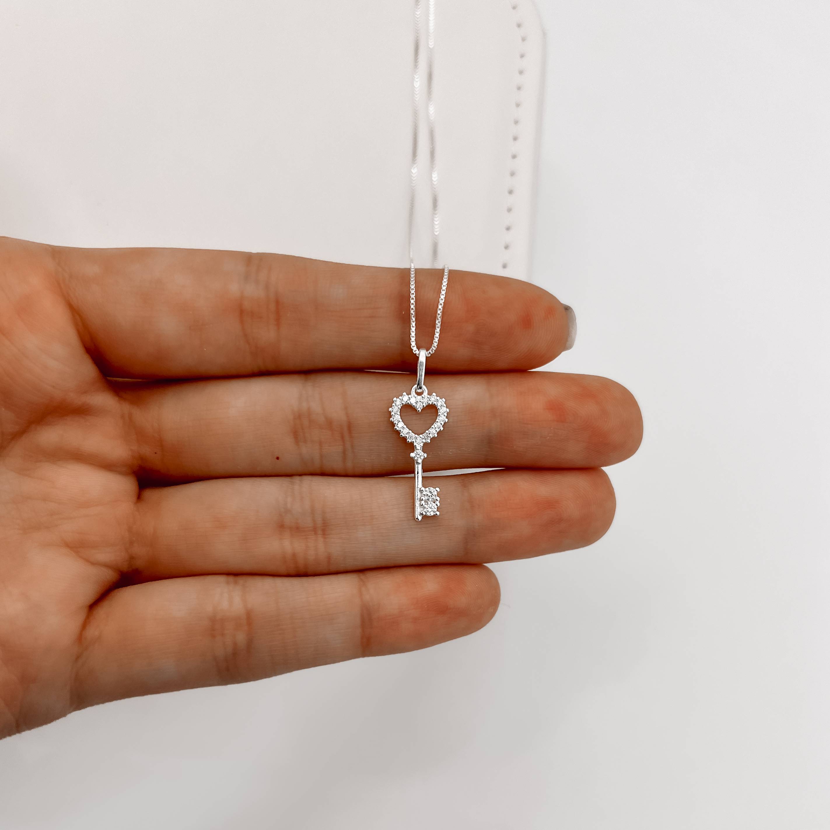 Imagem Secundária Colar pingente chave coração vazado cravejado 19mm 45cm