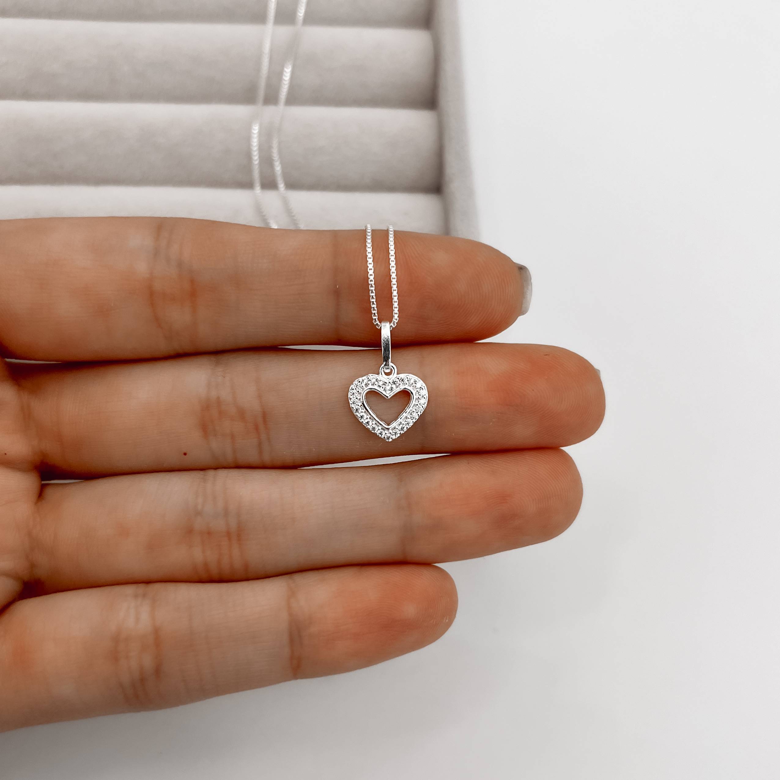 Imagem Secundária Colar pingente coração vazado com cravejado 10mm 40cm