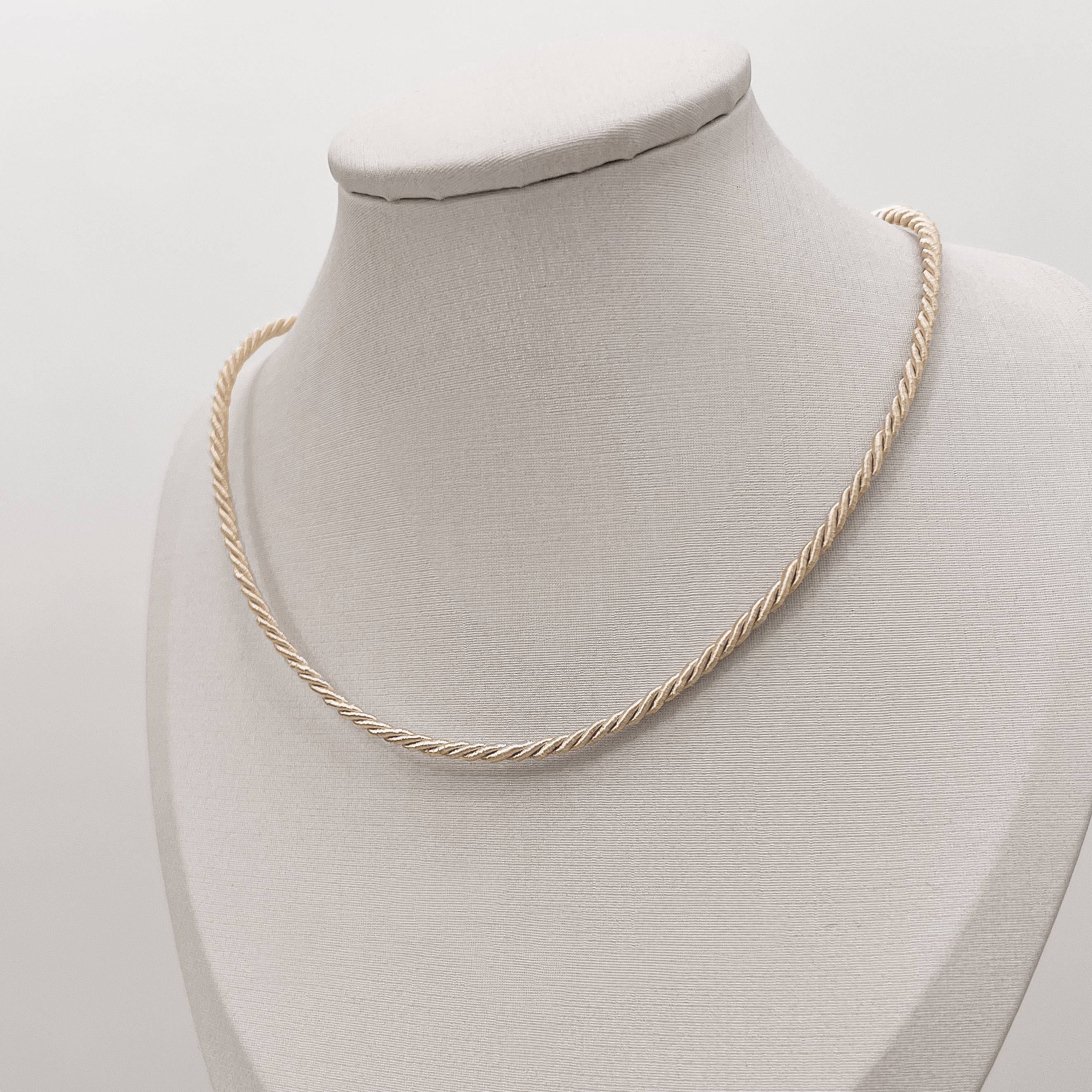 Imagem Choker cordão trançado marfim 2mm 40+5cm