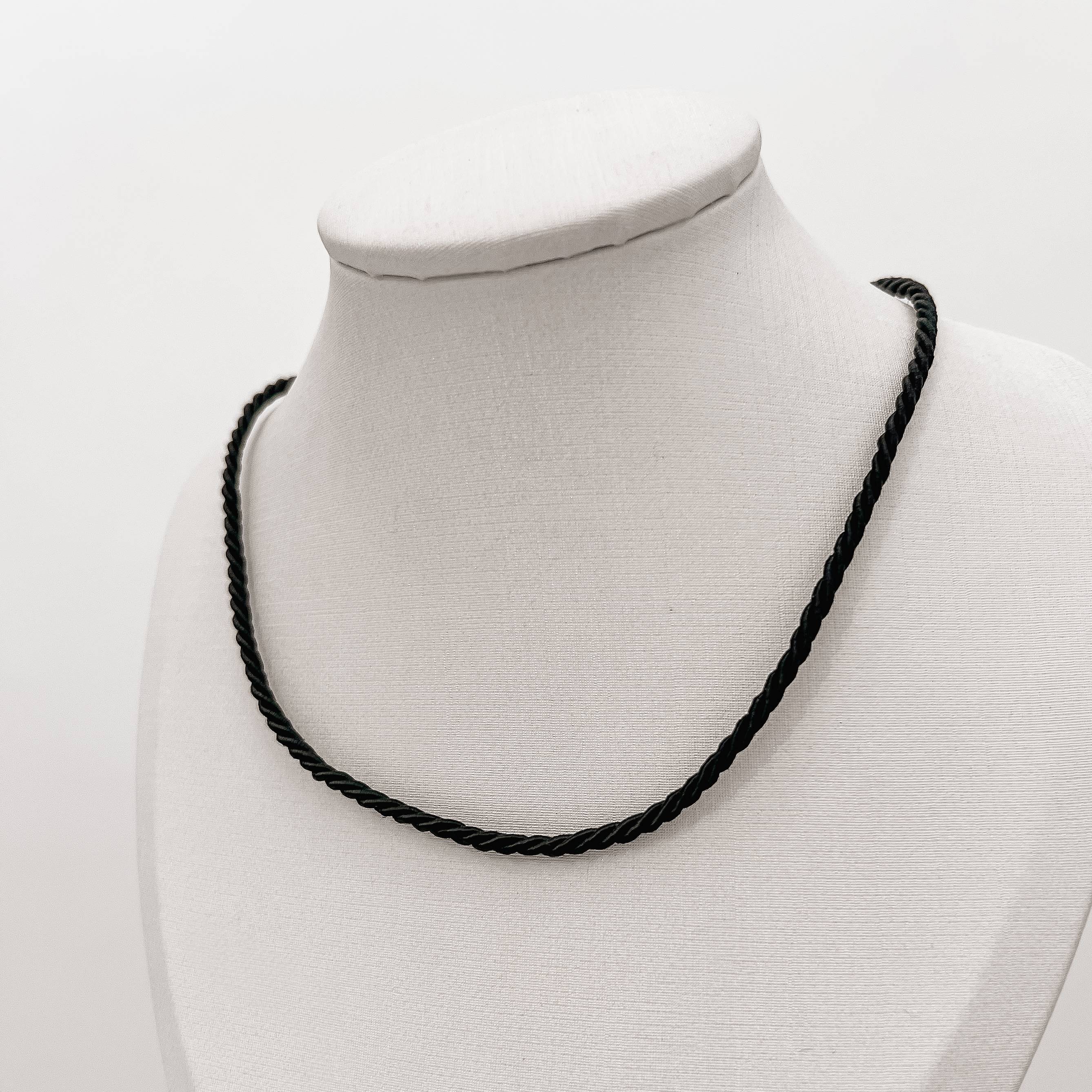 Imagem Secundária Choker cordão trançado preto 2mm 40+5cm