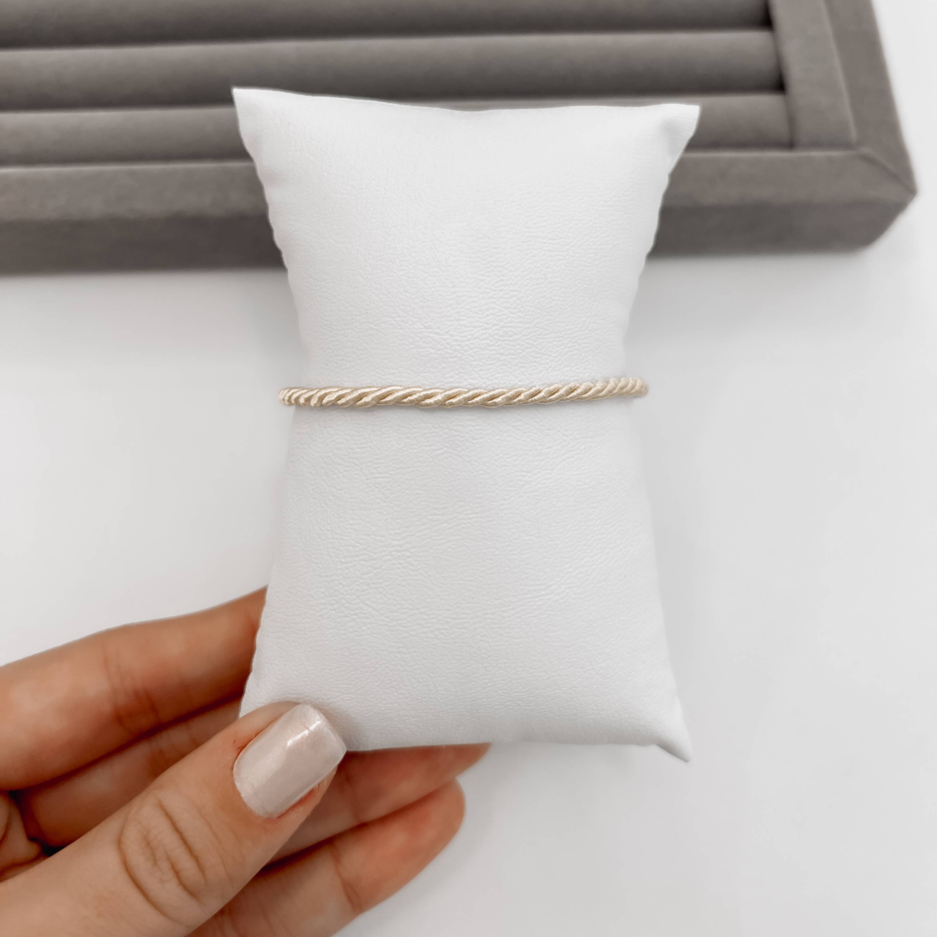 Pulseira cordão trançado marfim 2mm 16cm com alongadora