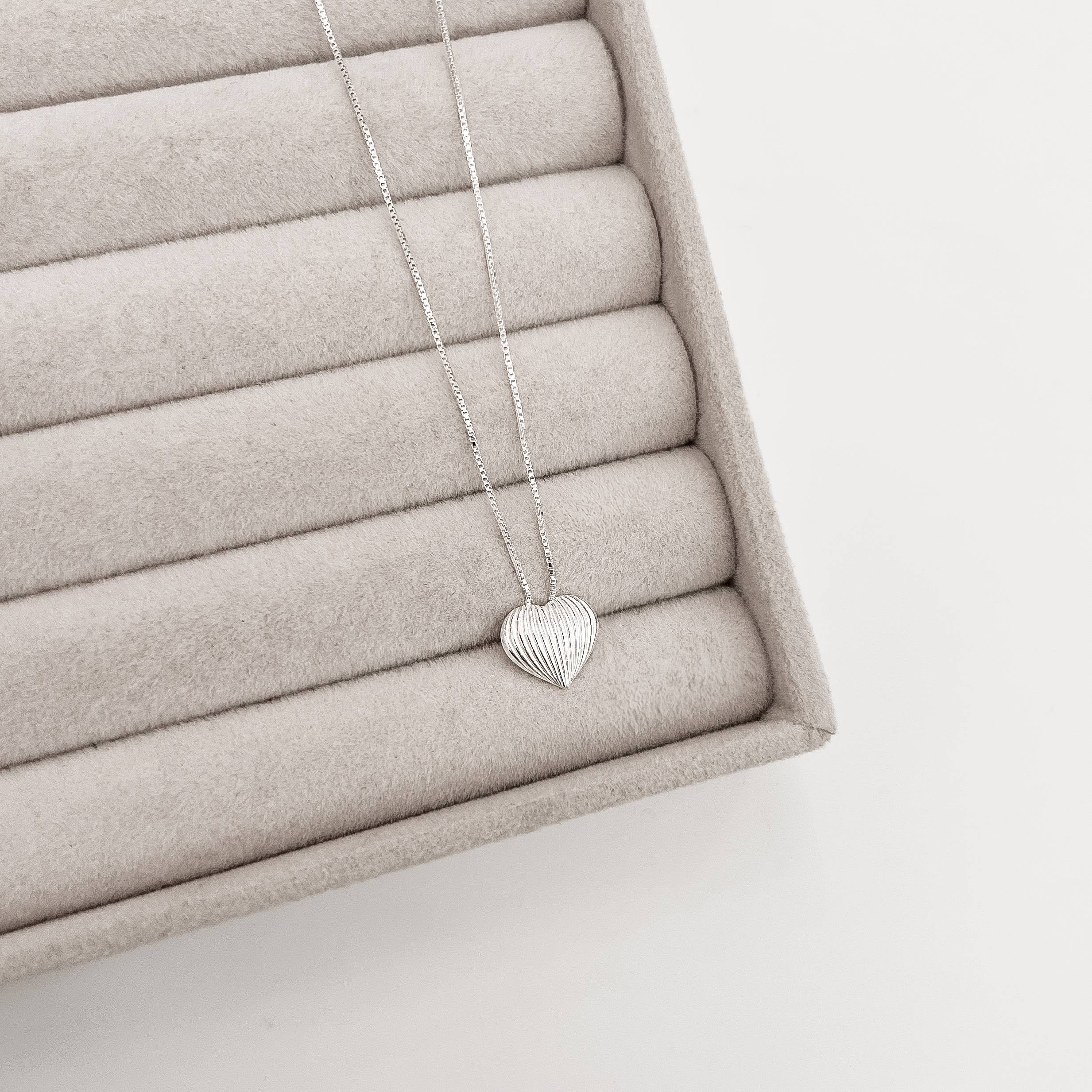 Imagem Secundária Colar coração riscado 11mm 45cm