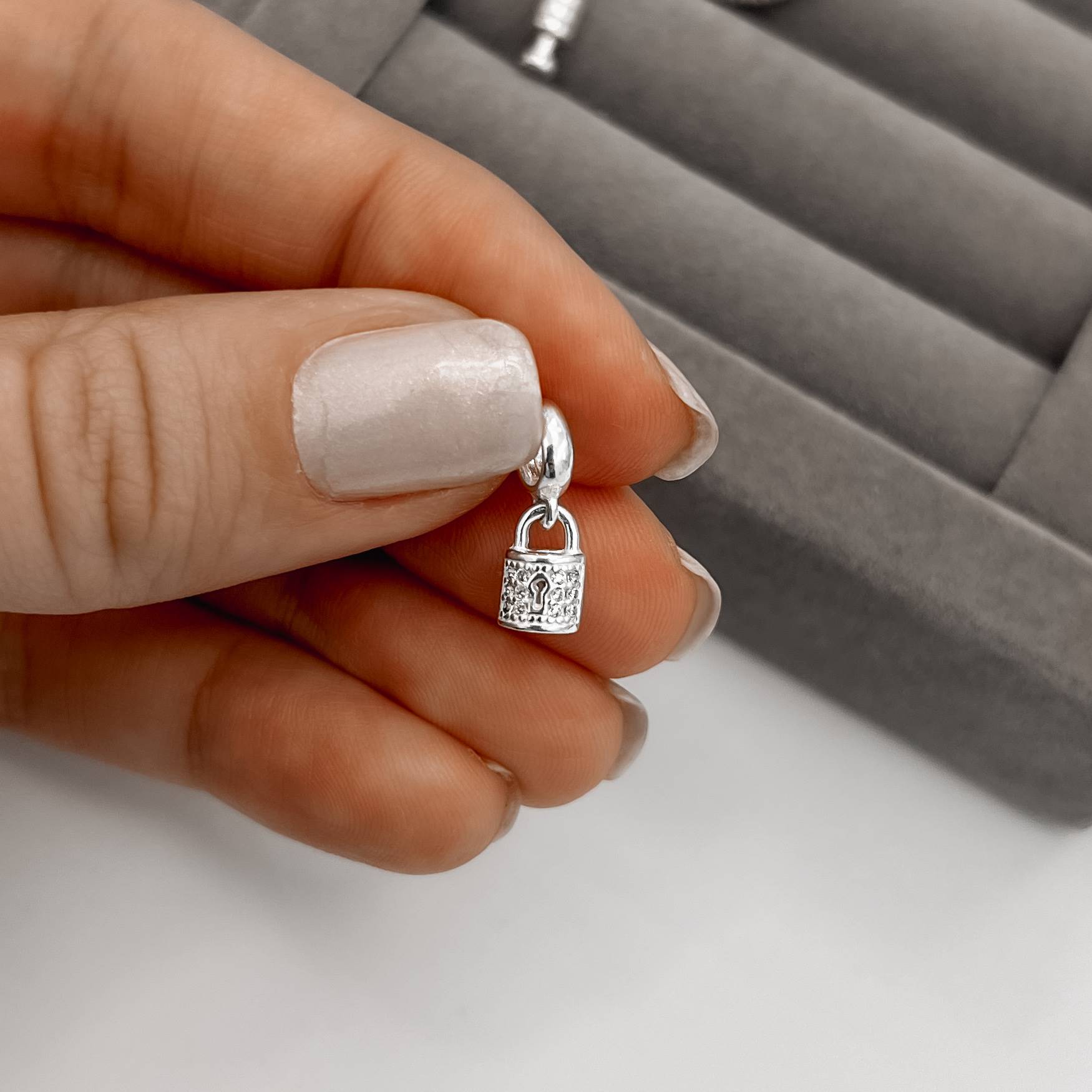 Imagem Secundária Berloque pingente cadeado cravejado 8mm