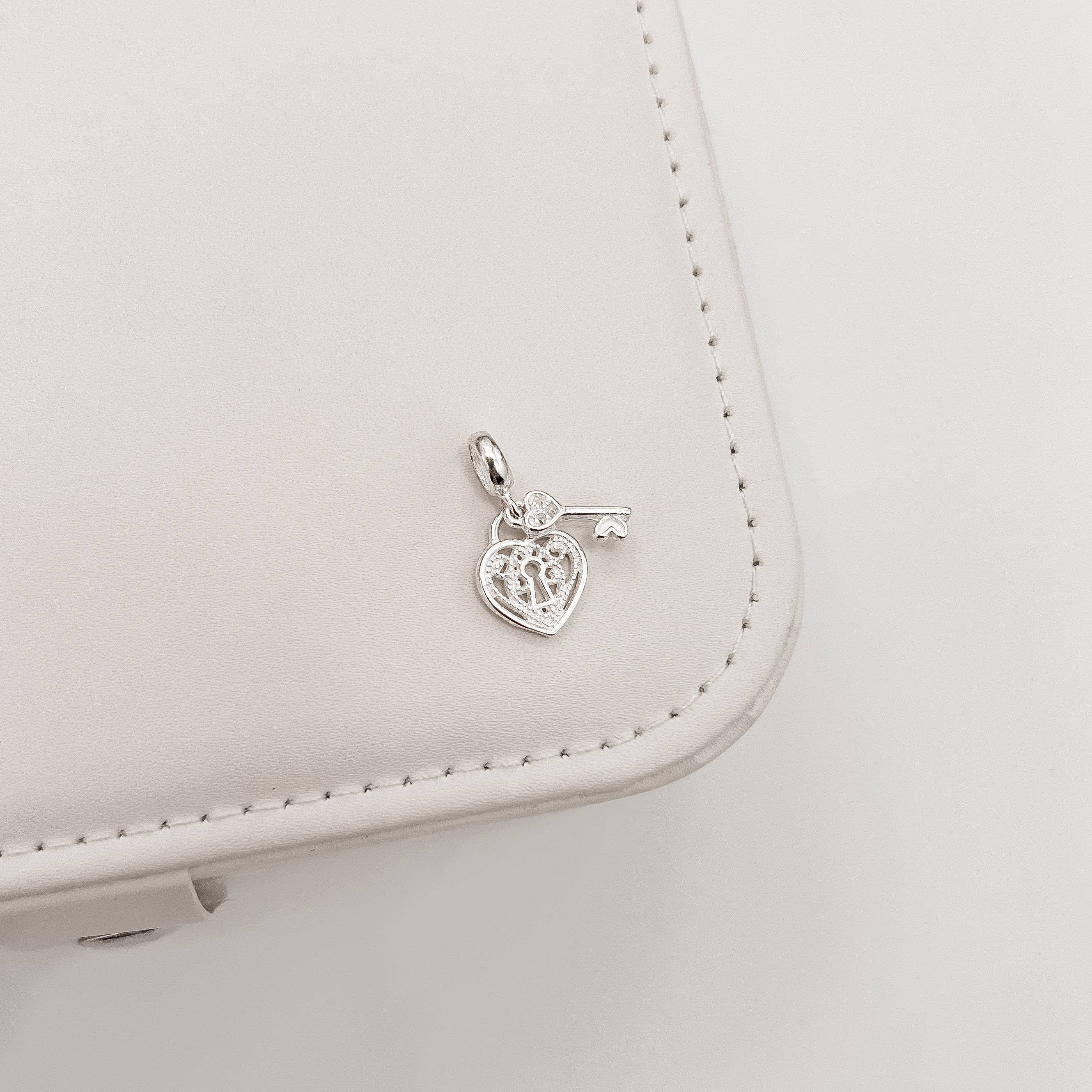 Berloque pingente cadeado coração e chave 13mm