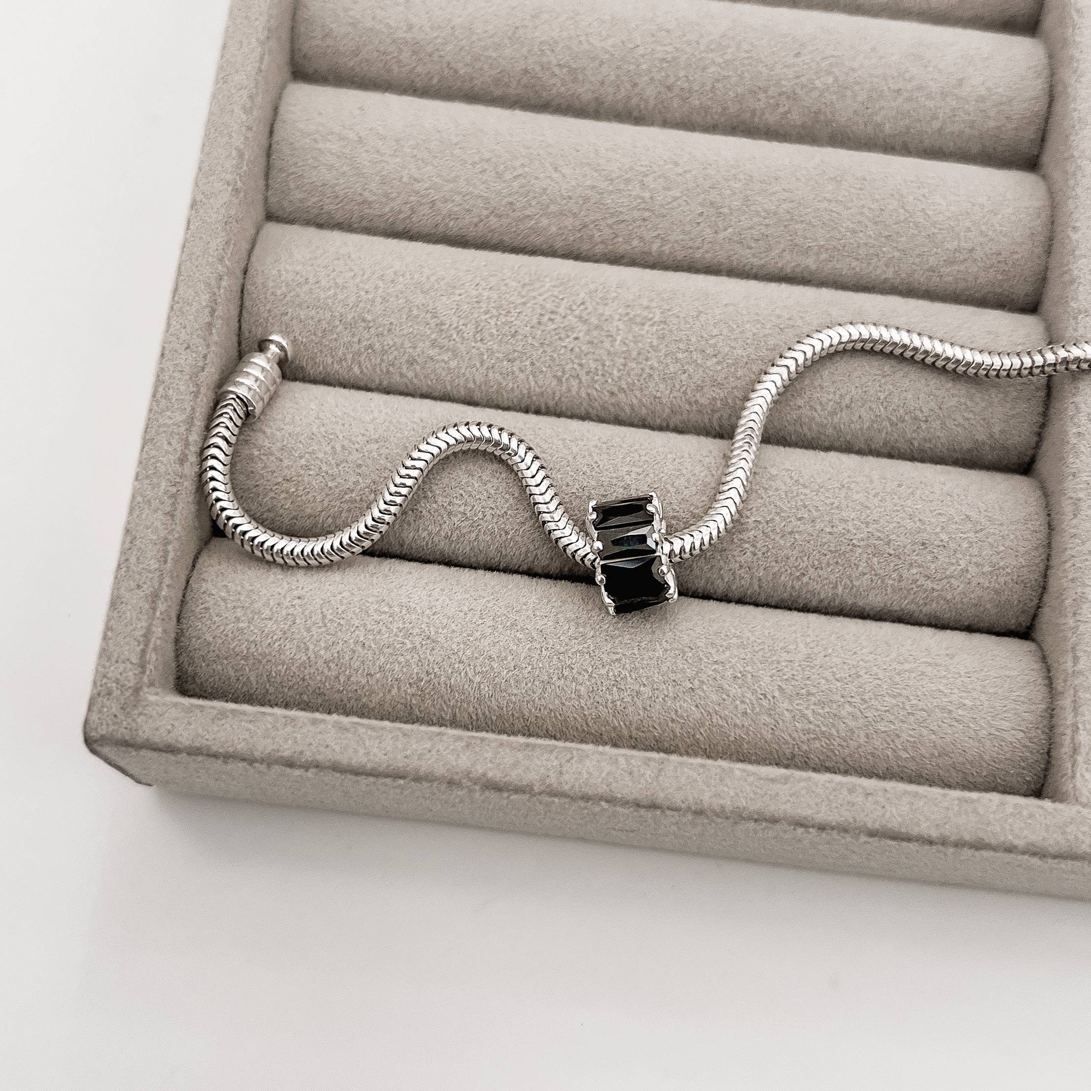 Imagem Berloque separador zircônias retangulares ônix 9mm