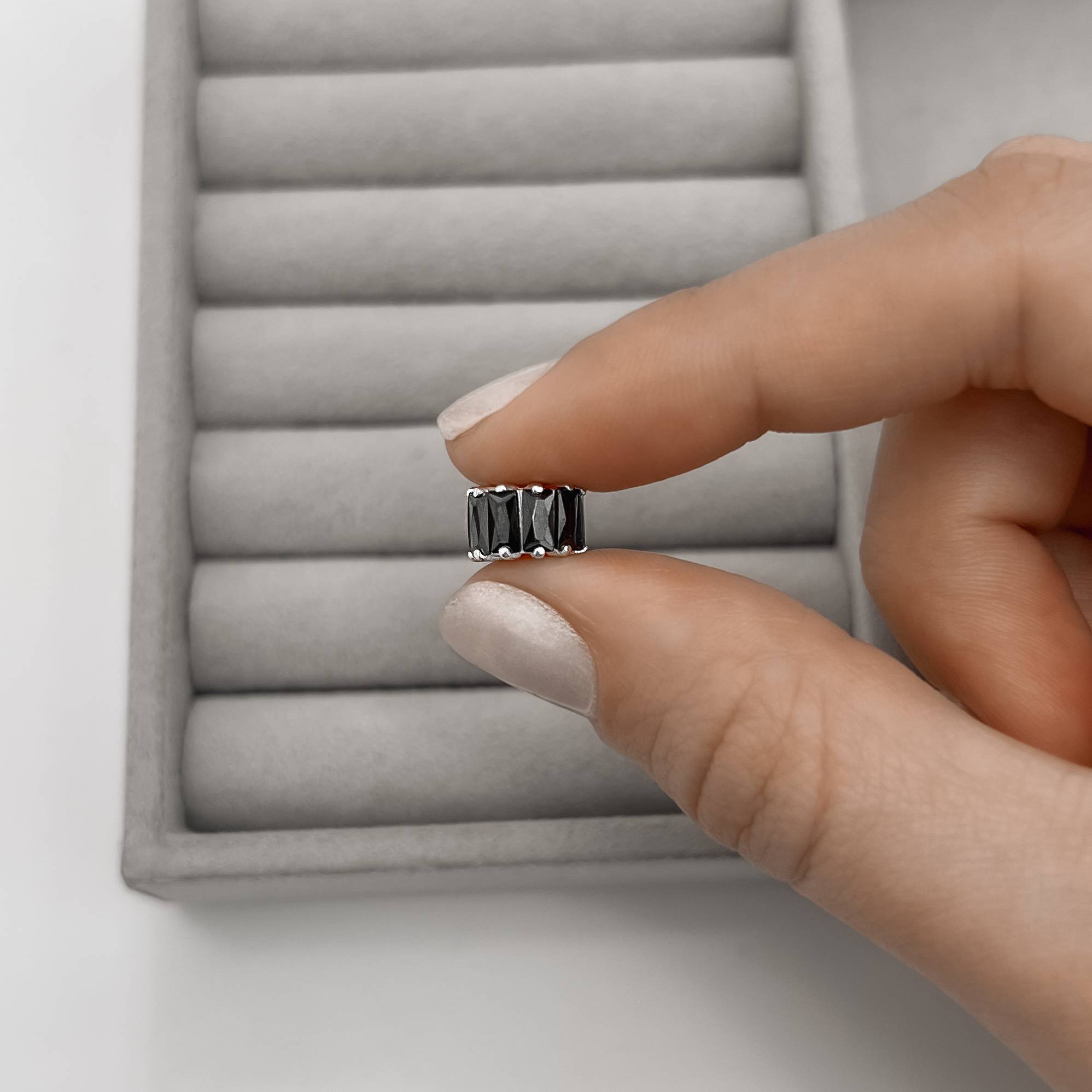 Imagem Secundária Berloque separador zircônias retangulares ônix 9mm