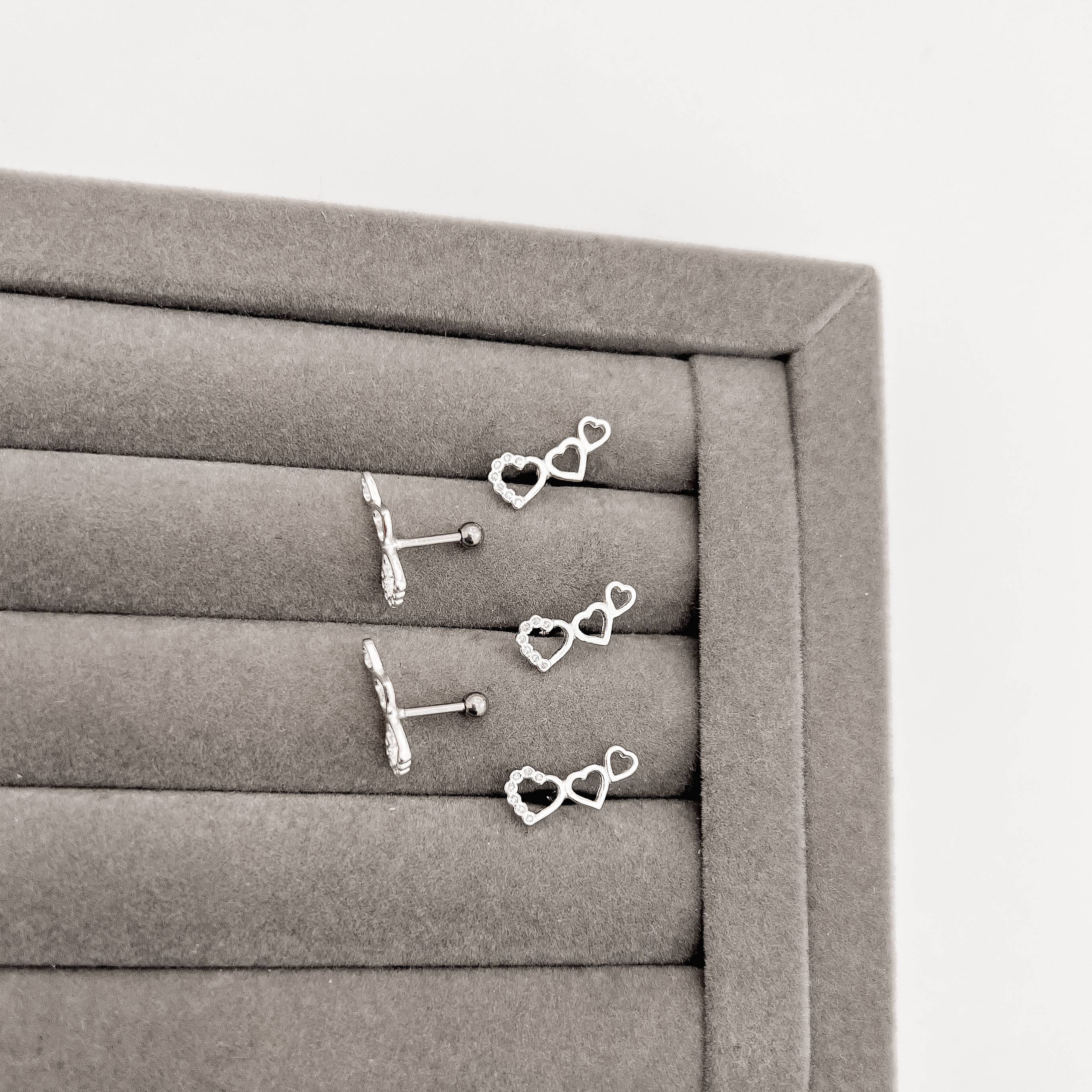 Piercing haste 3 corações vazados detalhe cravejado esquerdo