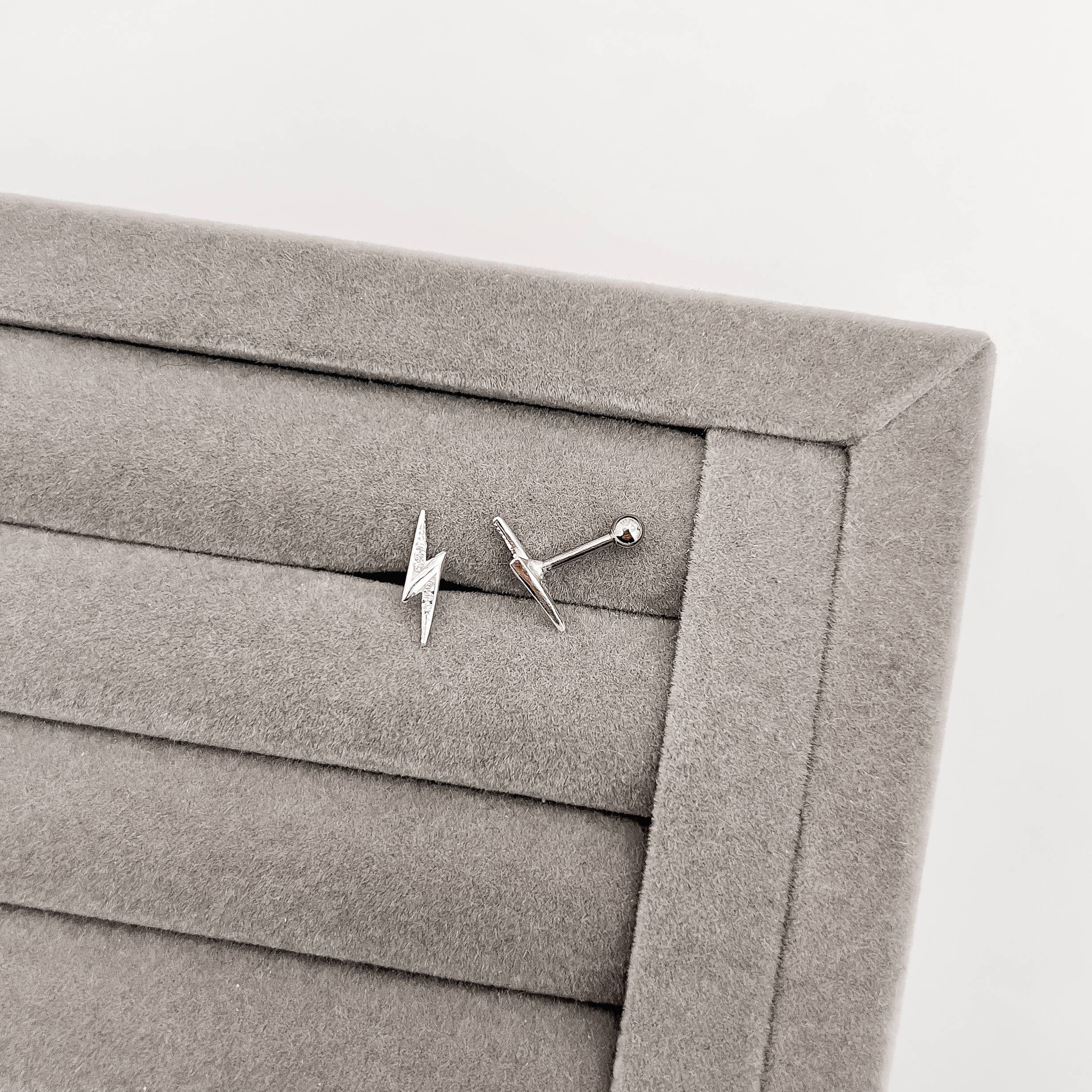 Imagem Piercing haste raio com zircônias 17mm orelha esquerda