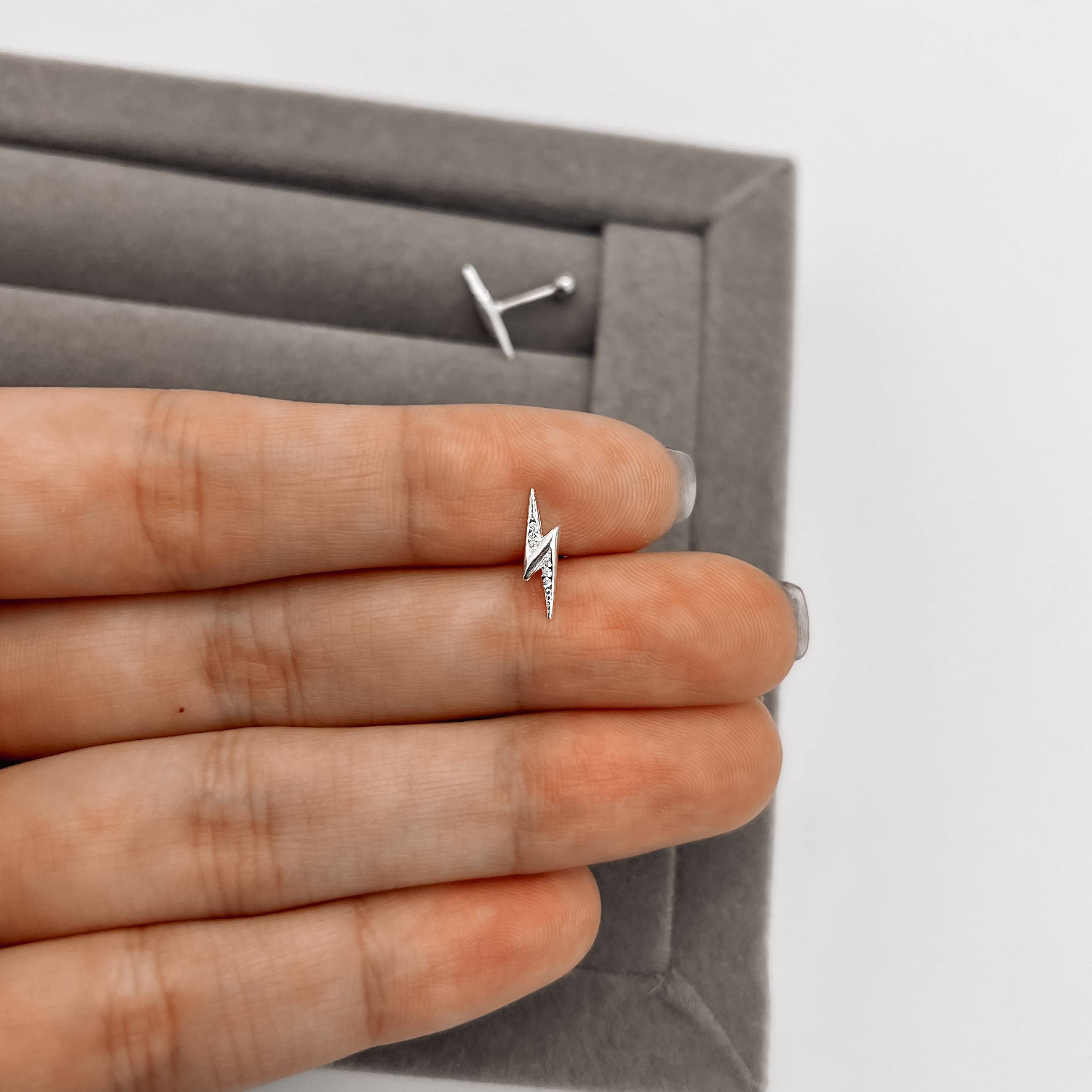 Imagem Secundária Piercing haste raio com zircônias 17mm orelha esquerda