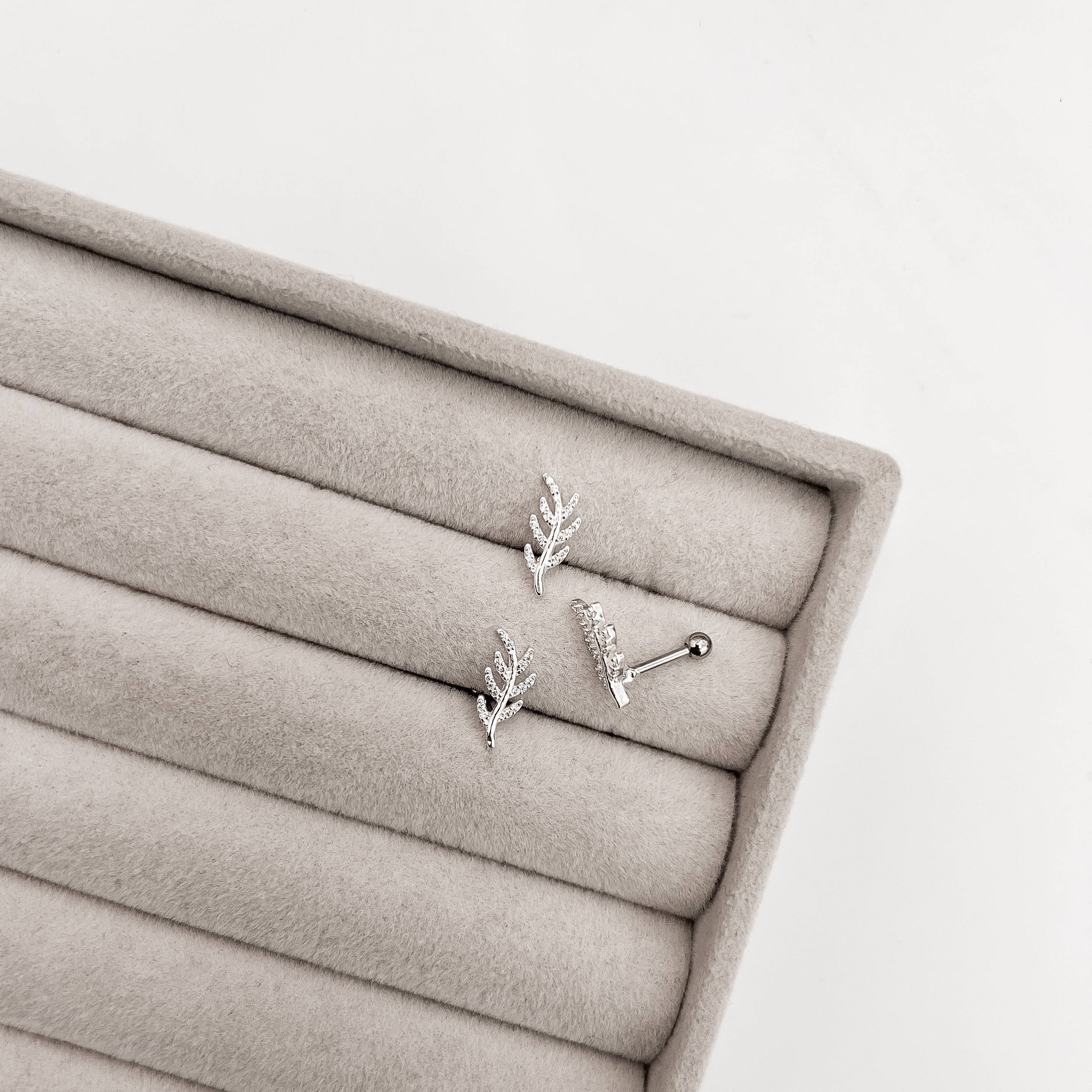 Piercing haste hera cravejada 13mm orelha esquerda