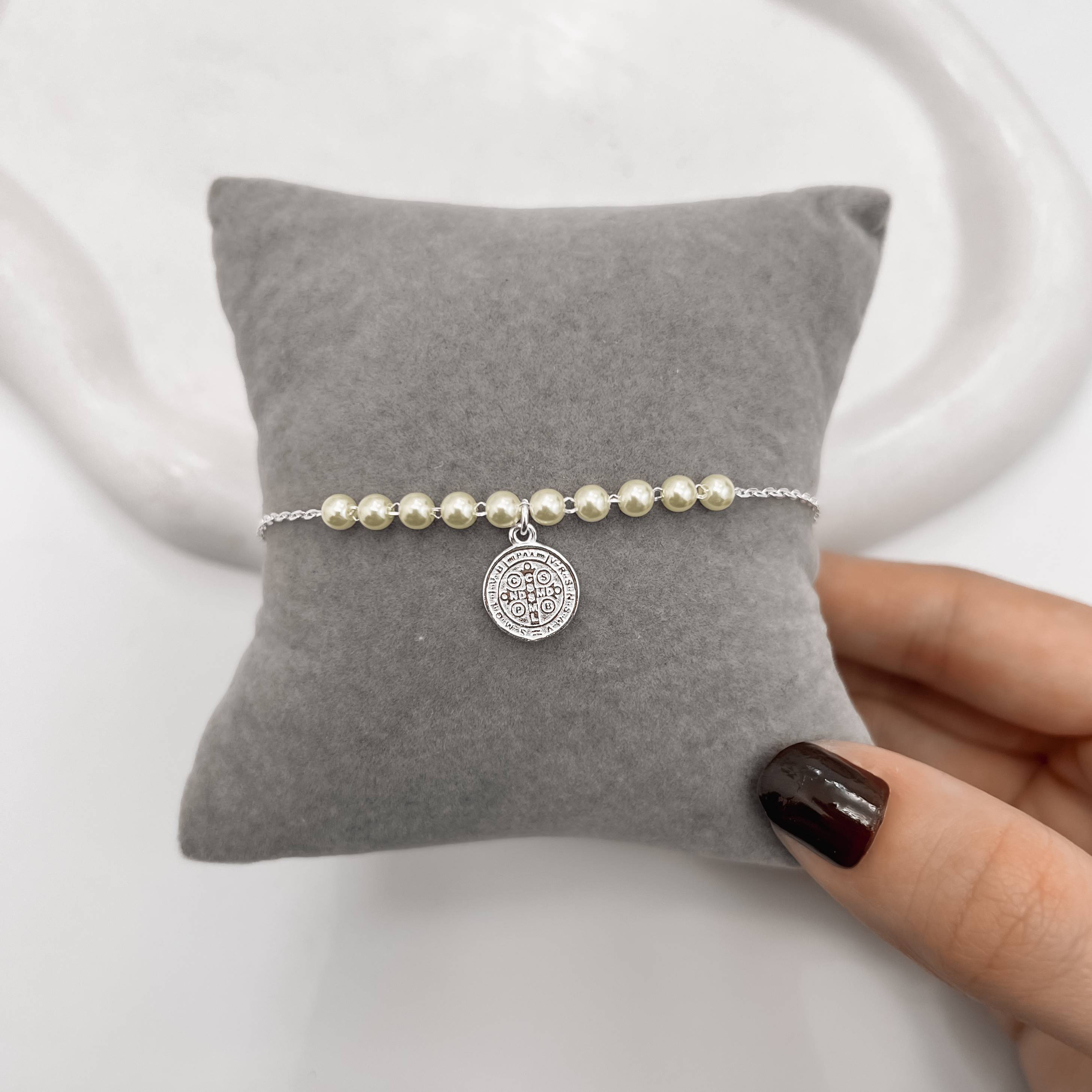 Imagem Secundária Pulseira entremeio pérolas com pingente medalha São Bento 11mm