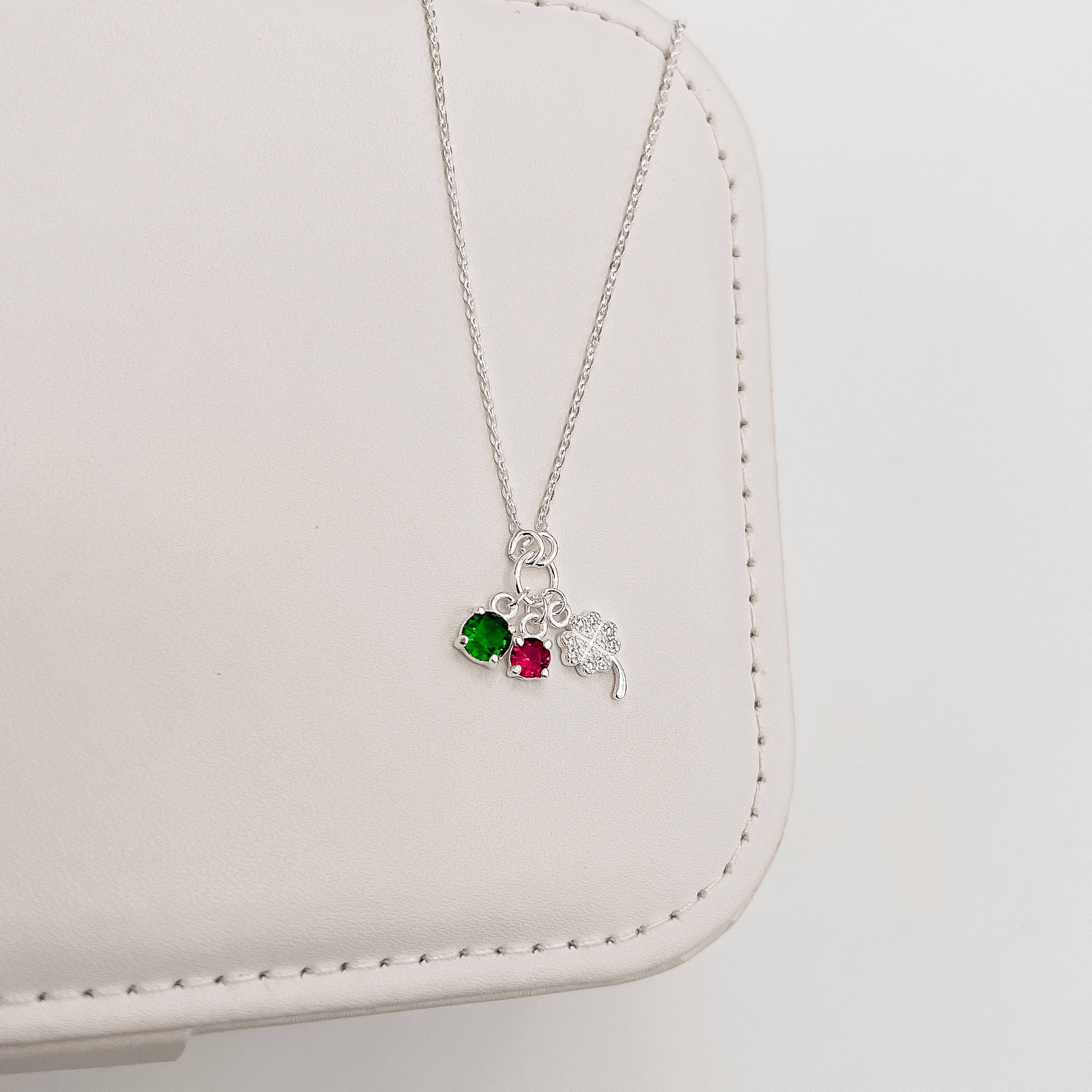 Imagem Colar entremeio círculo pingentes trevo cravejado, zircônias cereja e esmeralda corrente cadeadinho 40+5cm