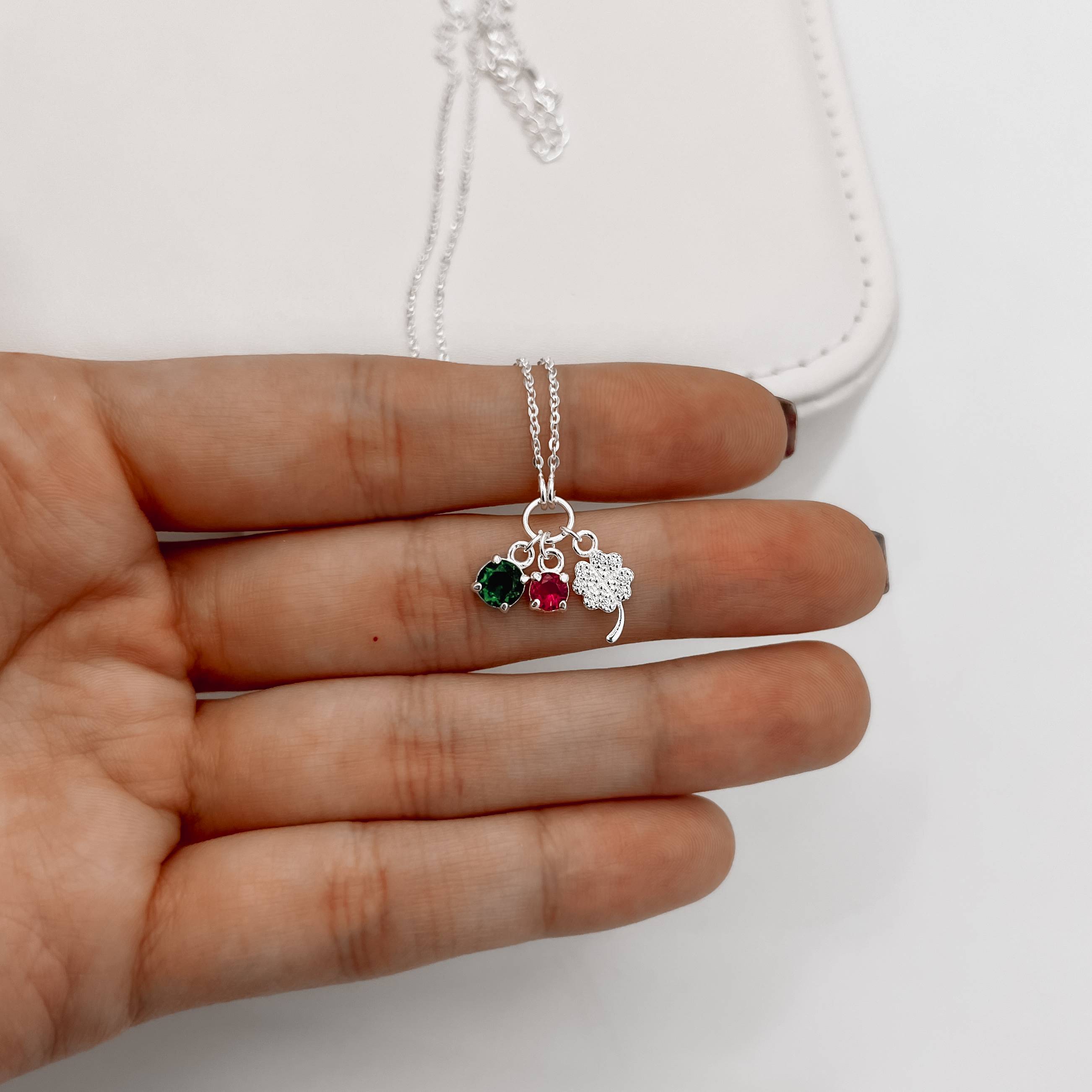 Imagem Secundária Colar entremeio círculo pingentes trevo cravejado, zircônias cereja e esmeralda corrente cadeadinho 40+5cm