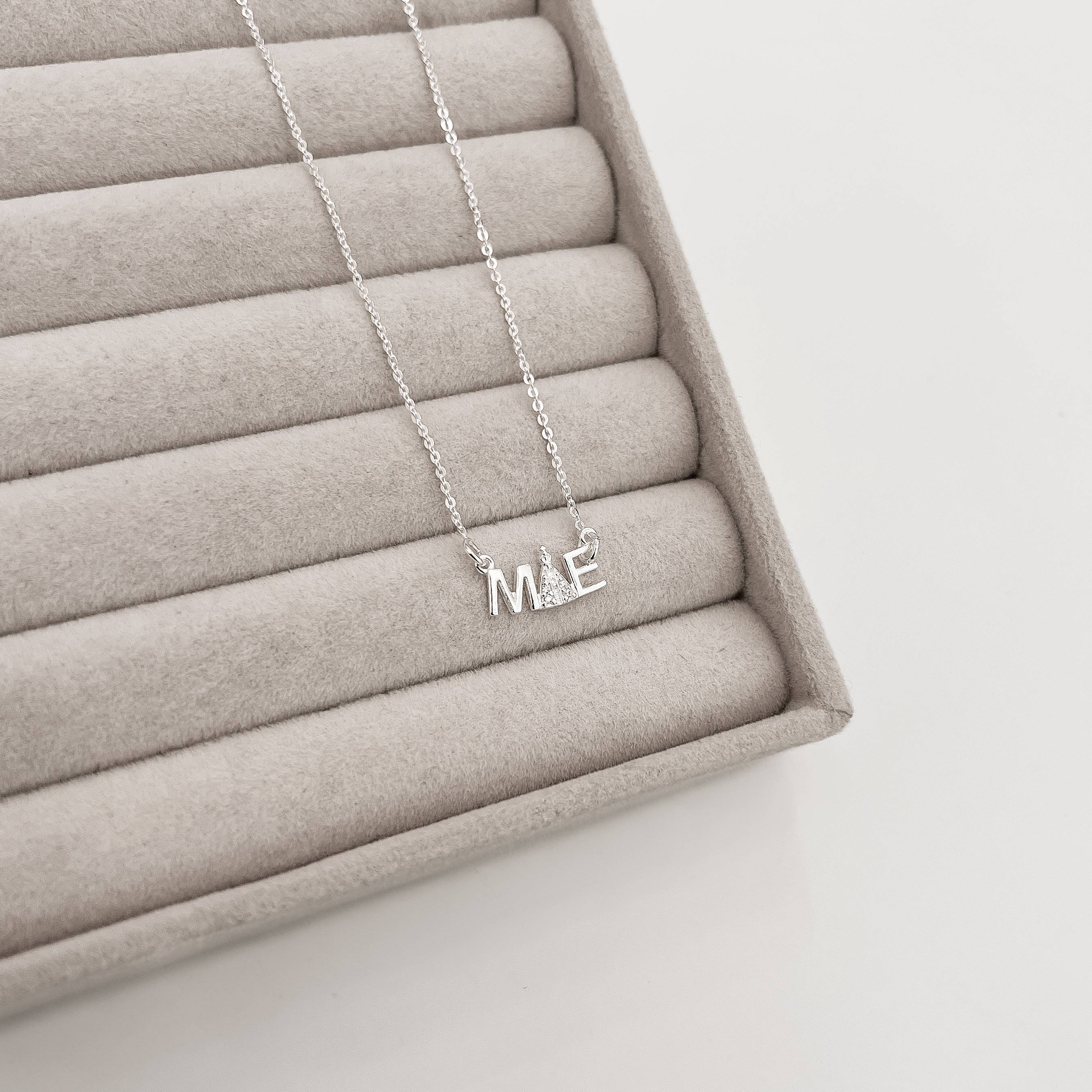 Imagem Secundária Colar entremeio Nsa. Sra. Aparecida cravejada escrito mãe 16mm corrente cadeadinho 40+5cm