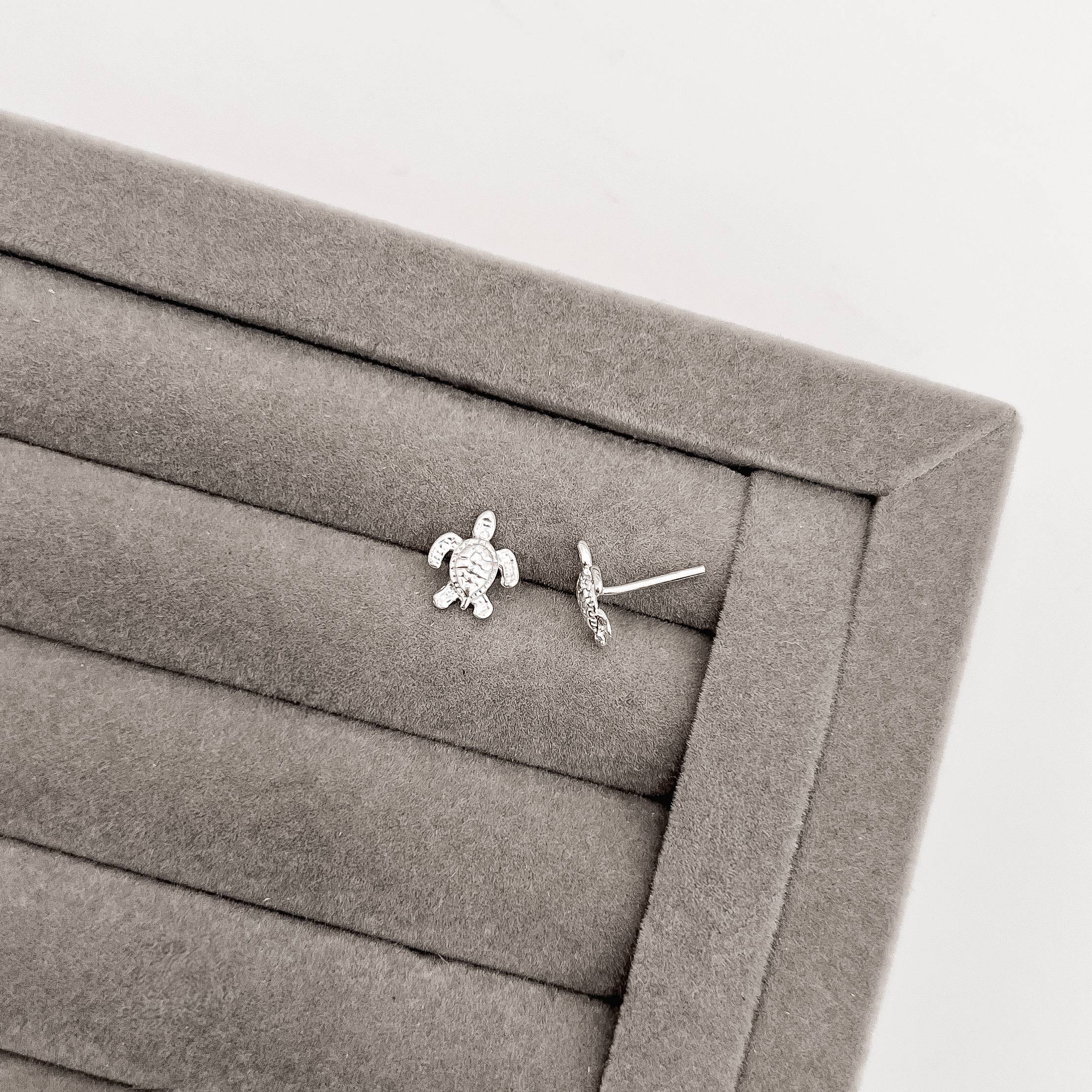 Brinco tartaruga desenhada 10mm