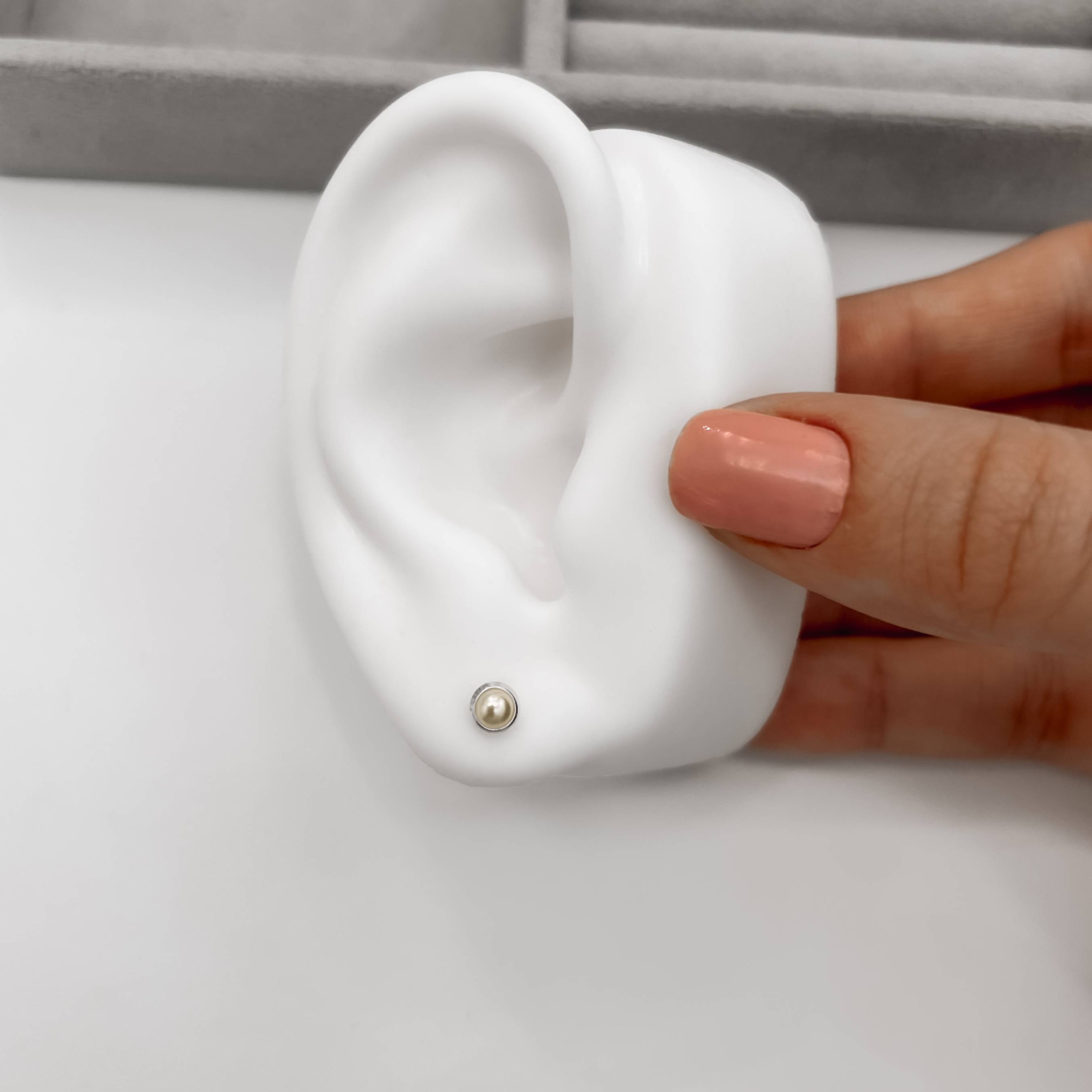 Brinco infantil meia pérola 5mm tarraxa baby