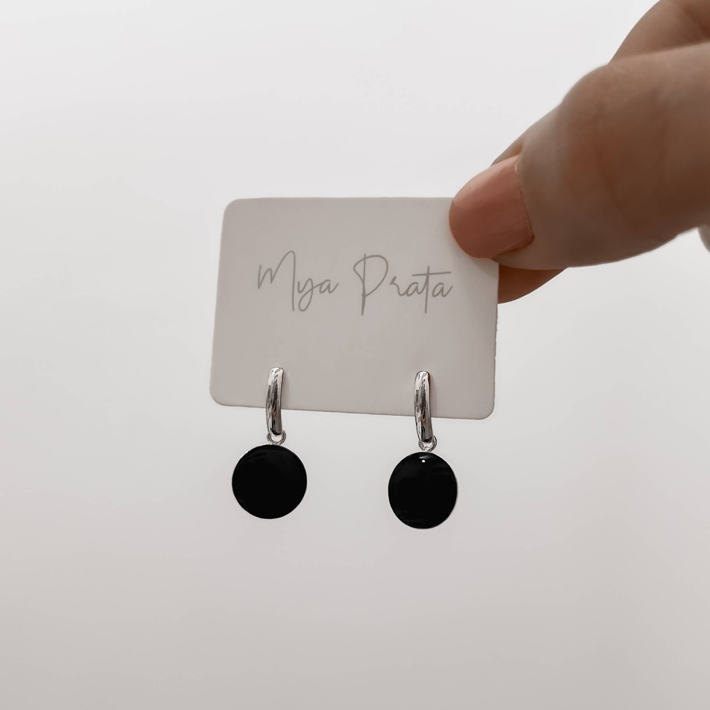 Brinco base com círculo ônix 10mm resina