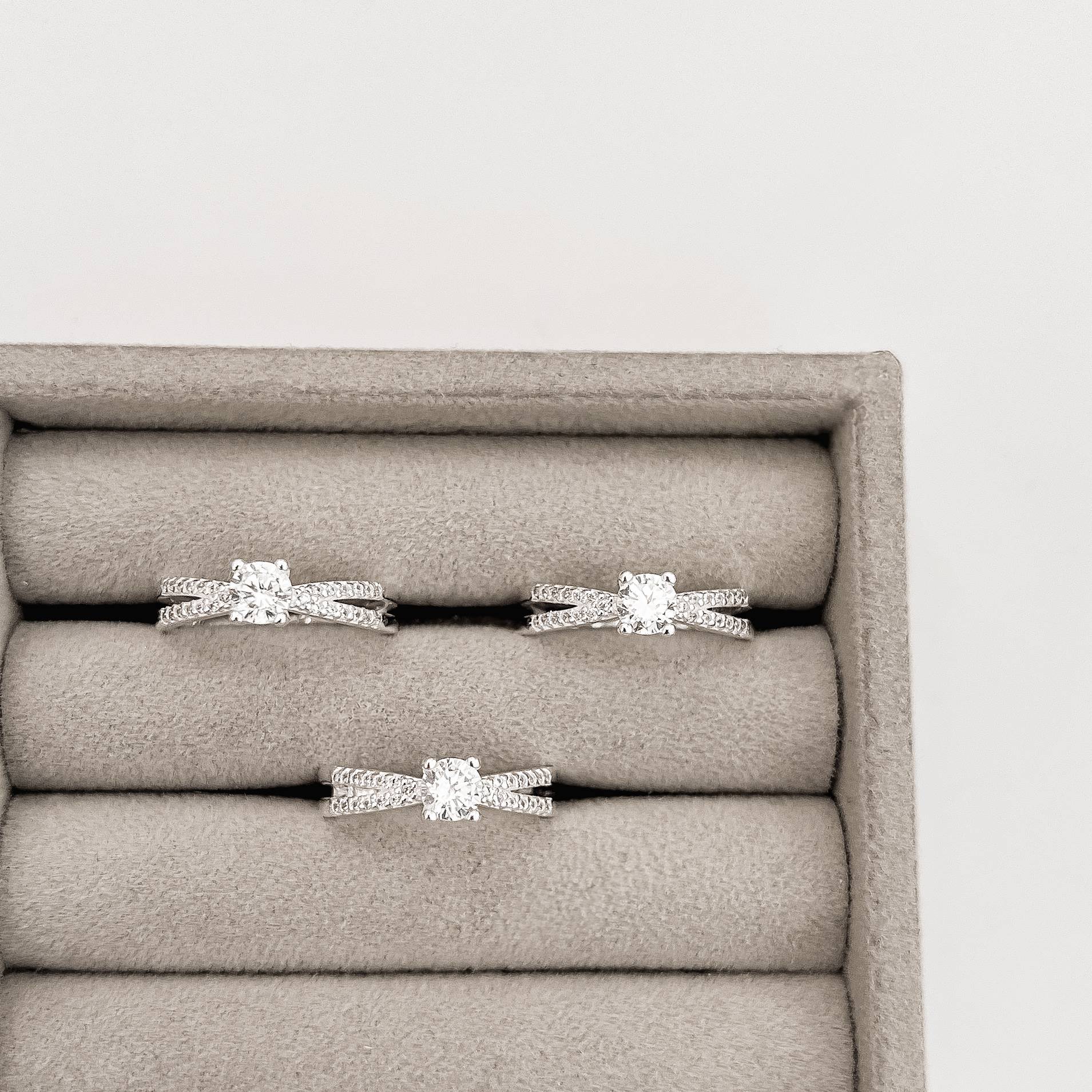 Imagem Secundária Anel solitário 5mm fio duplo cravejado