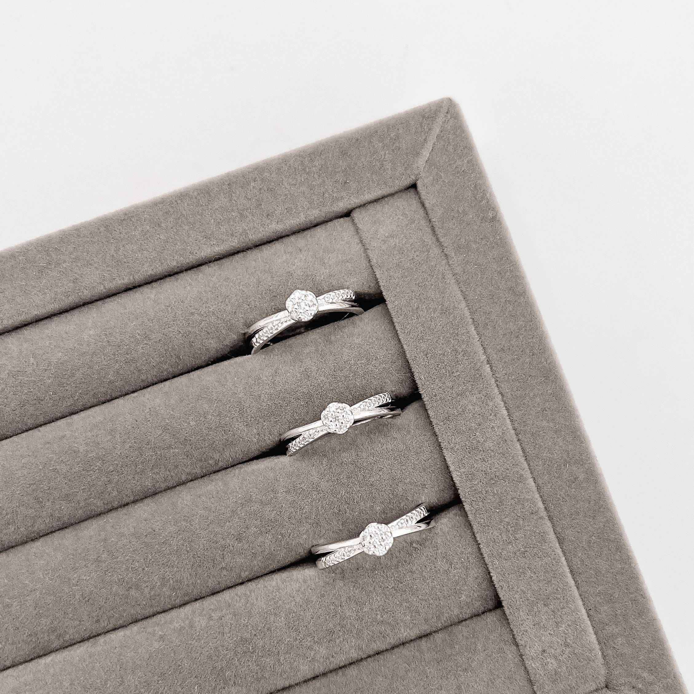 Anel botão cravejado com fio duplo 