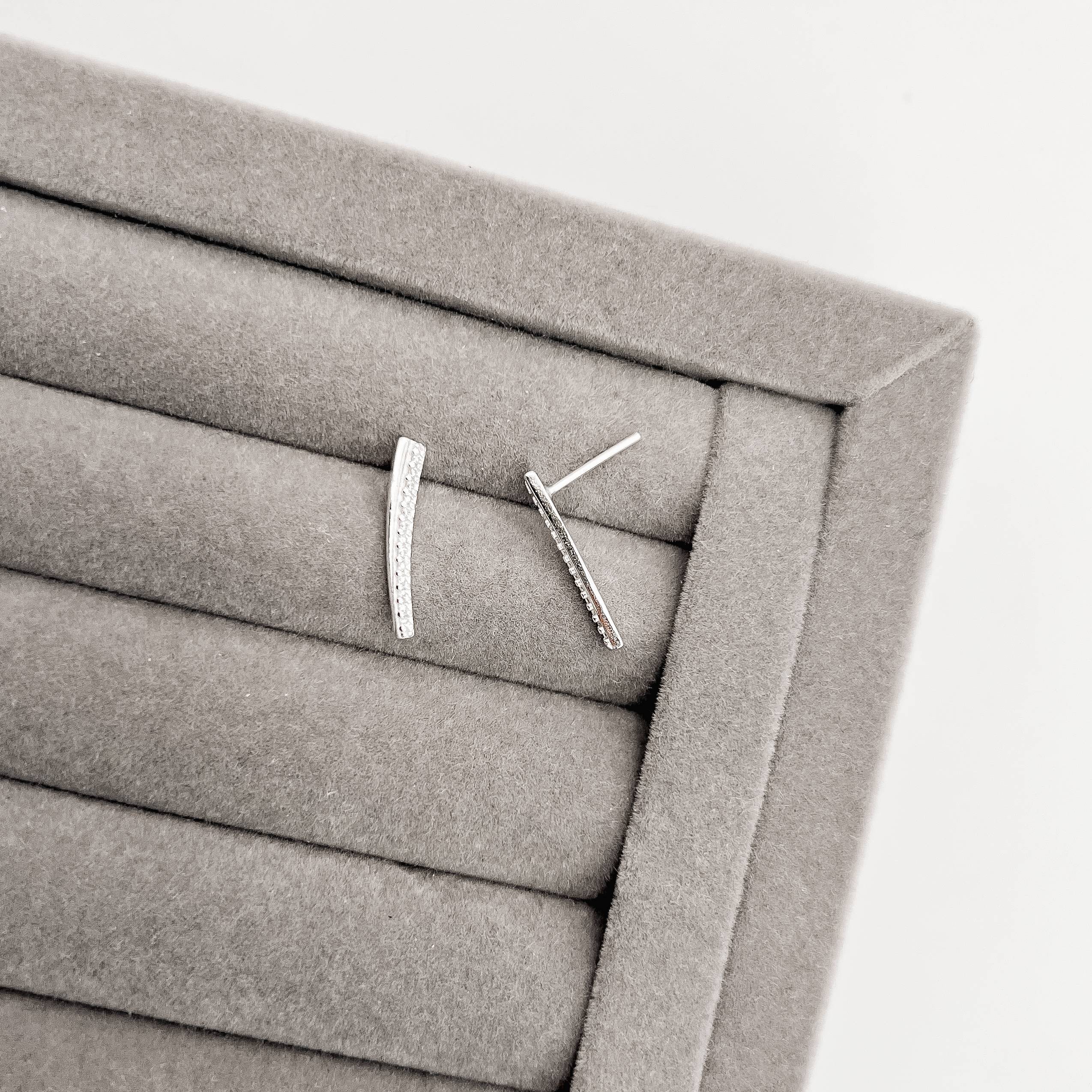 Brinco palito curvado cravejado 18mm