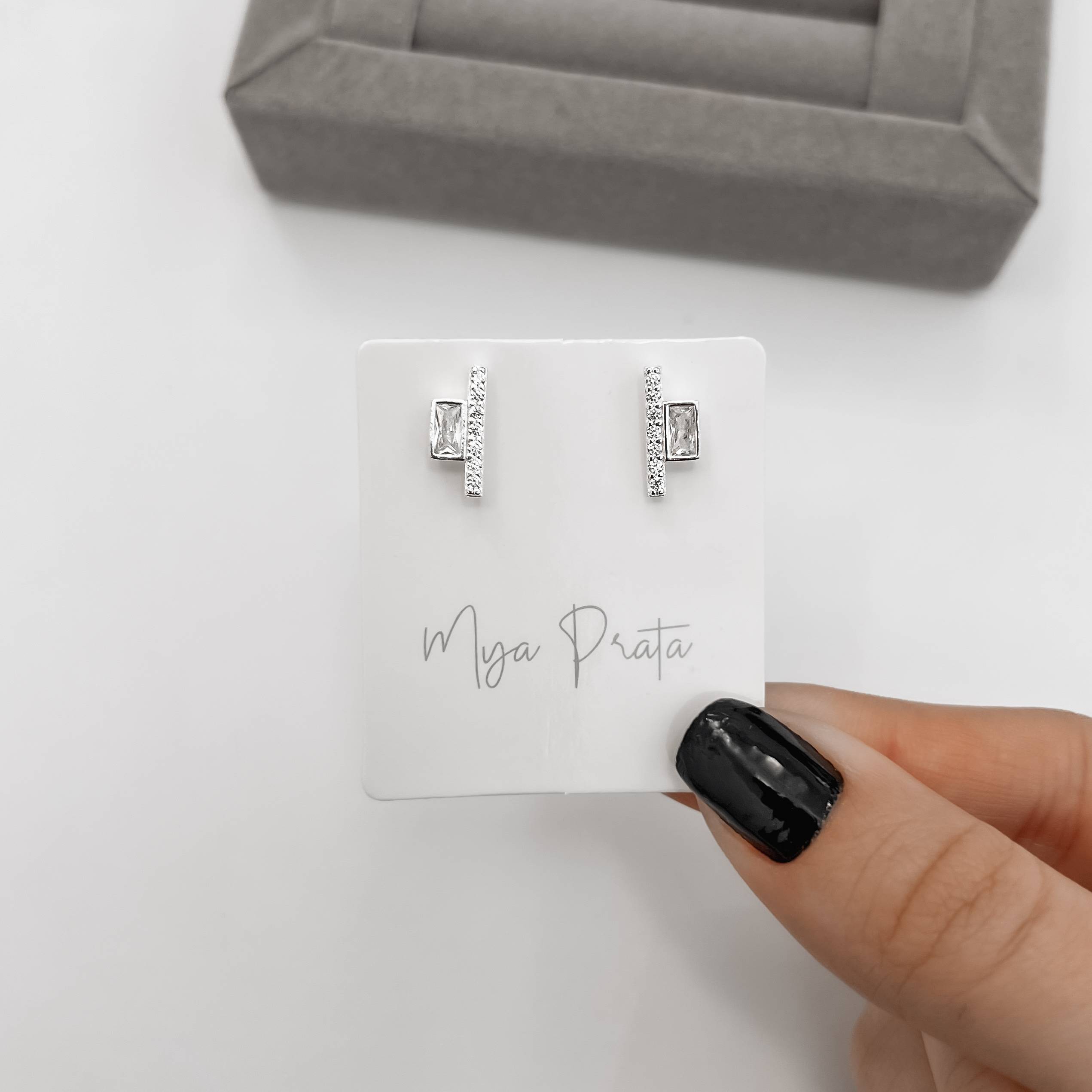 Imagem Secundária Brinco zircônia retangular com palito cravejado 13mm