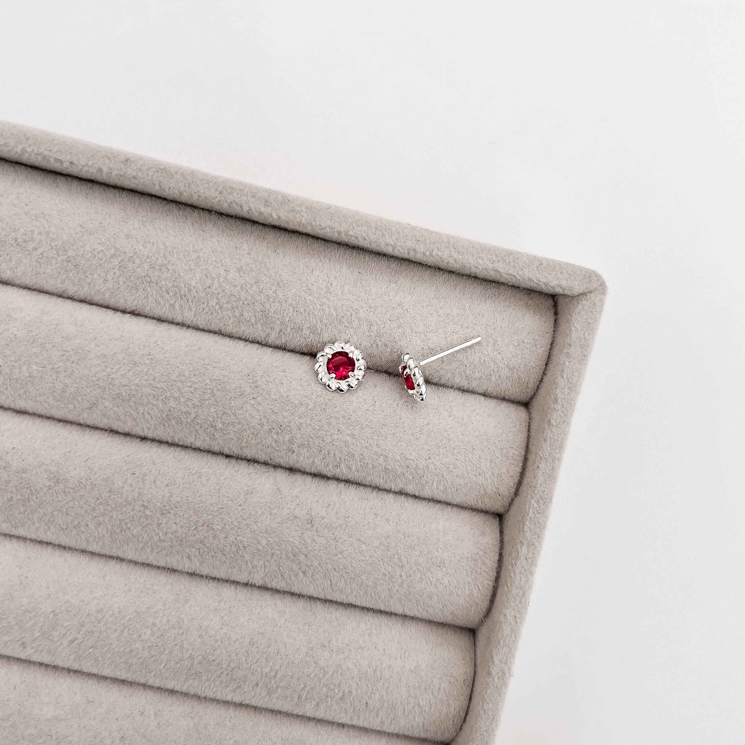 Brinco zircônia redonda cereja detalhe torcido 7mm